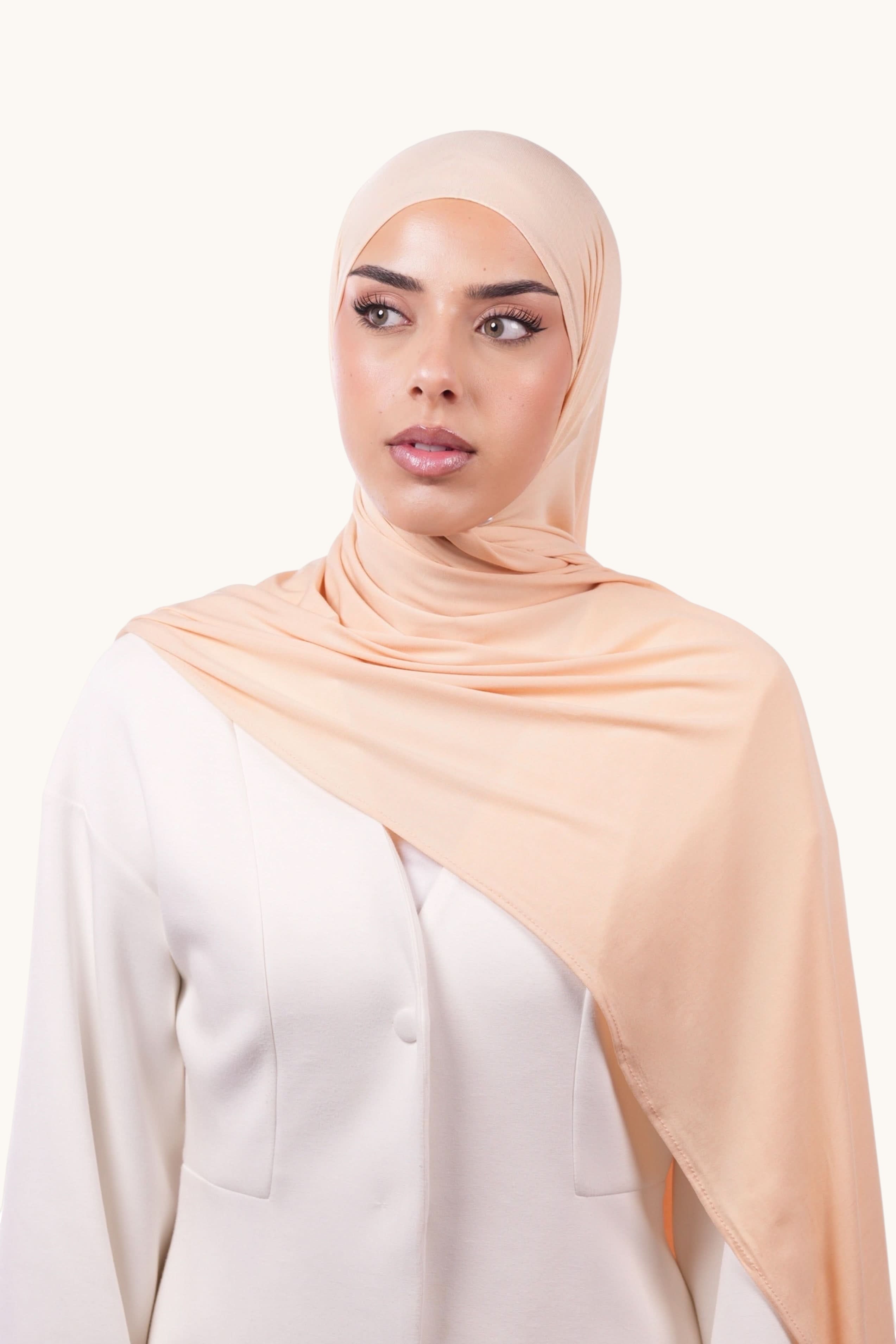 Hintergrund mit gelbem Vela Jersey Hijab von Losyana.Shop, weich und bequem, modisch für Damen.