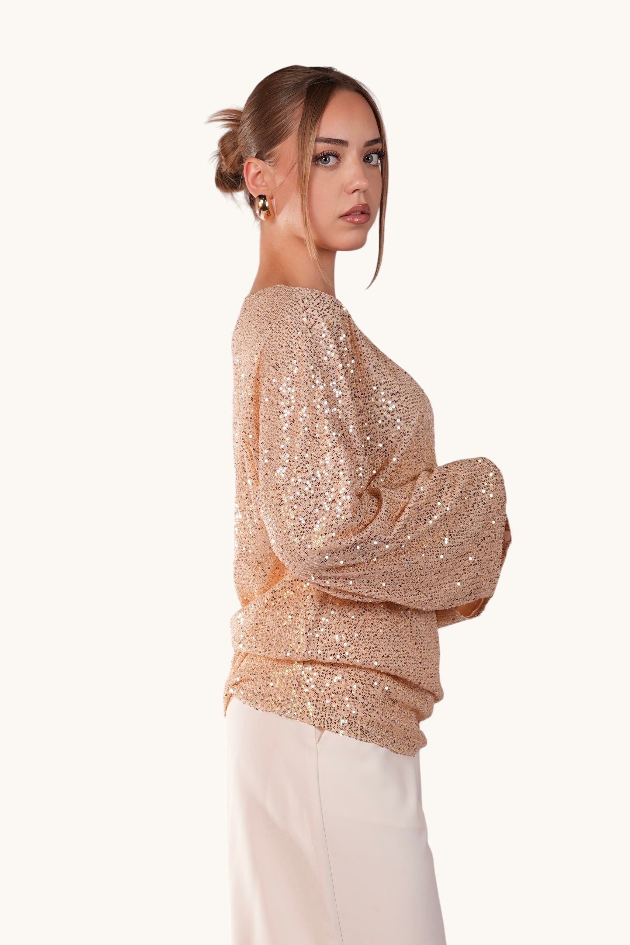 LOSYANA Madrid Oberteil in neutraler Farbe, Nahaufnahme des Stoffes und des modernen Designs.