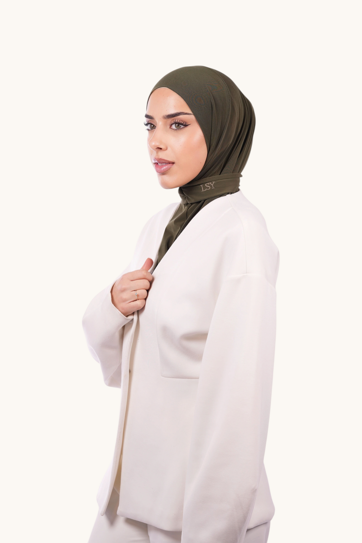 Armygrüner Instant-Hijab von Losyana.Shop, leichter und bequemer Hijab aus weichem Stoff, für schnelle und stilvolle Abdeckung.