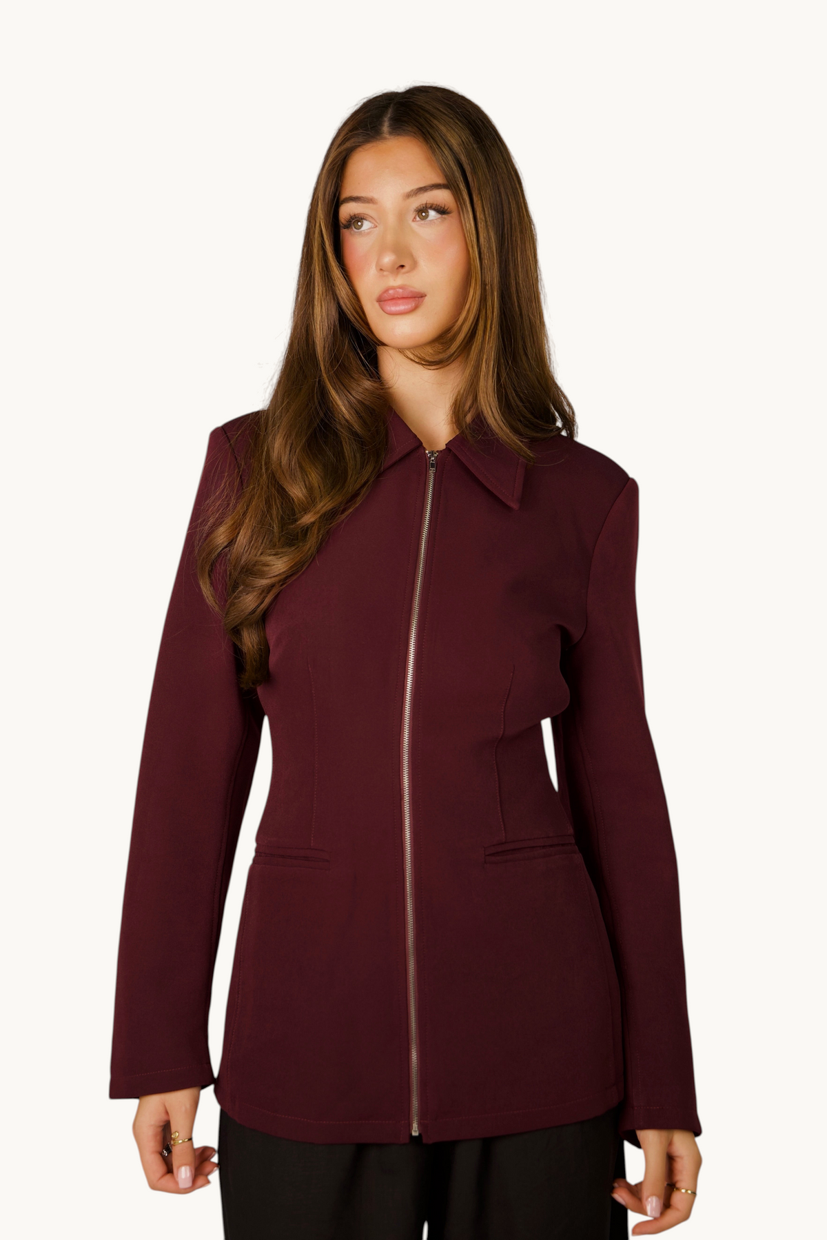 LOSYANA taillierte Jacke in Aubergine mit Reißverschluss, breitem Kragen und Ziertaschen, getragen von einem Model.