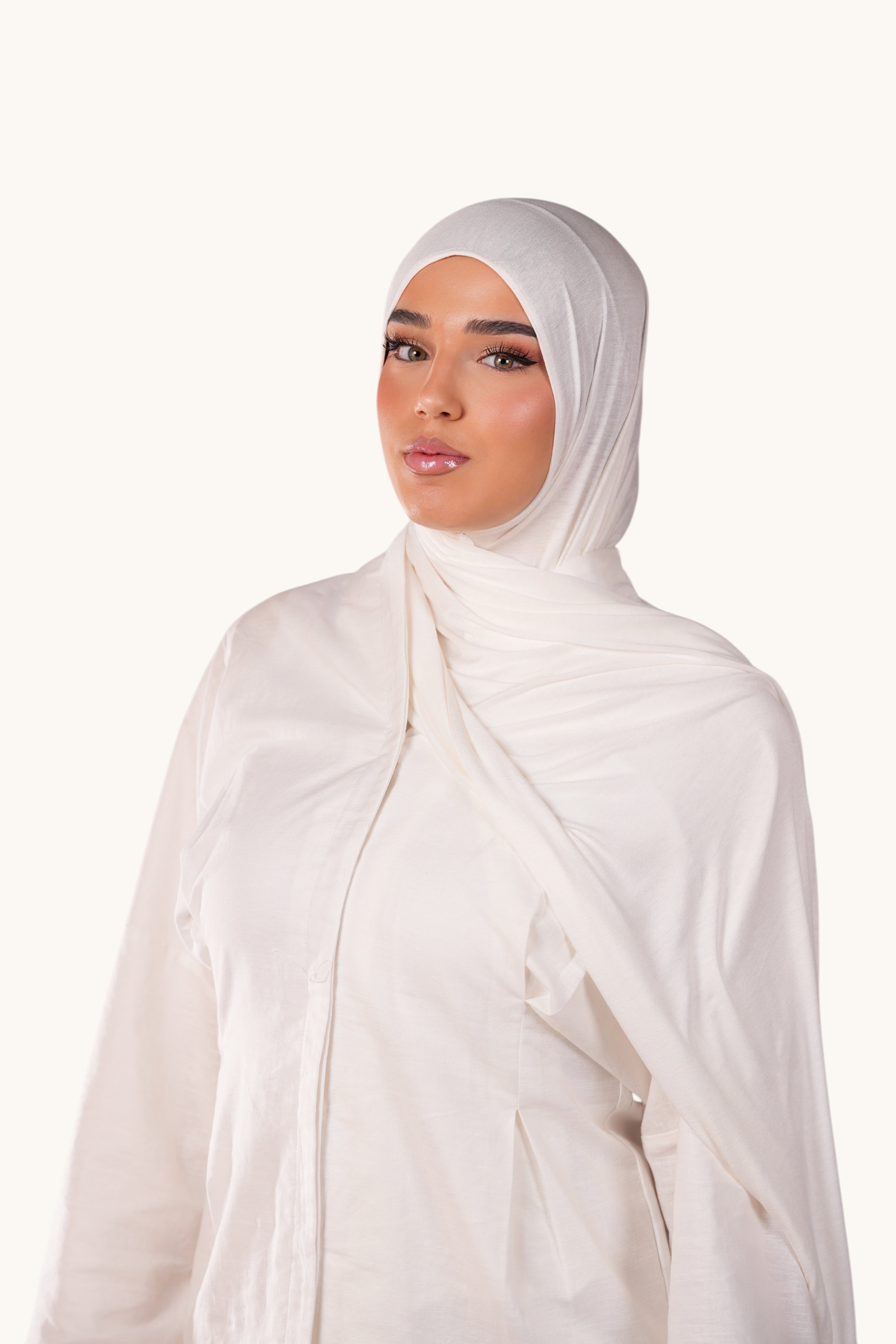 Weiches Bambus-Jerseystoff in Kokosnussfarbe von Losyana.Shop, Nahaufnahme des Textils mit feiner Struktur.