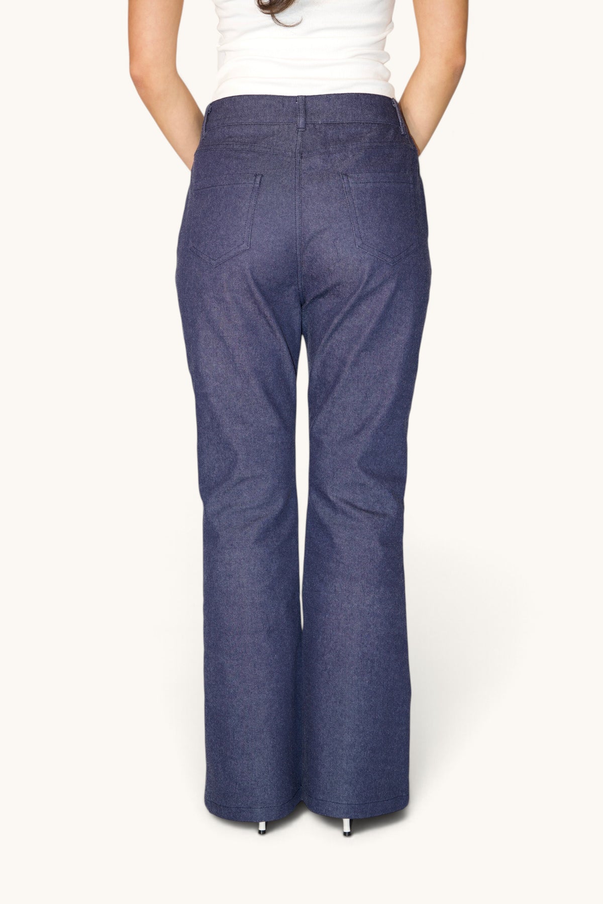 Denim Hose von LOSYANA, schmal geschnittene Jeans mit klassischen blauen Denim-Details, auf einem weißen Hintergrund fotografiert.