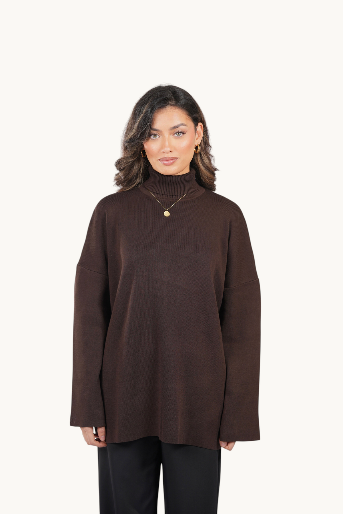 LOSYANA Rollkragenpullover in Espresso aus weicher Viskose mit elegantem, fließendem Schnitt an einem Model