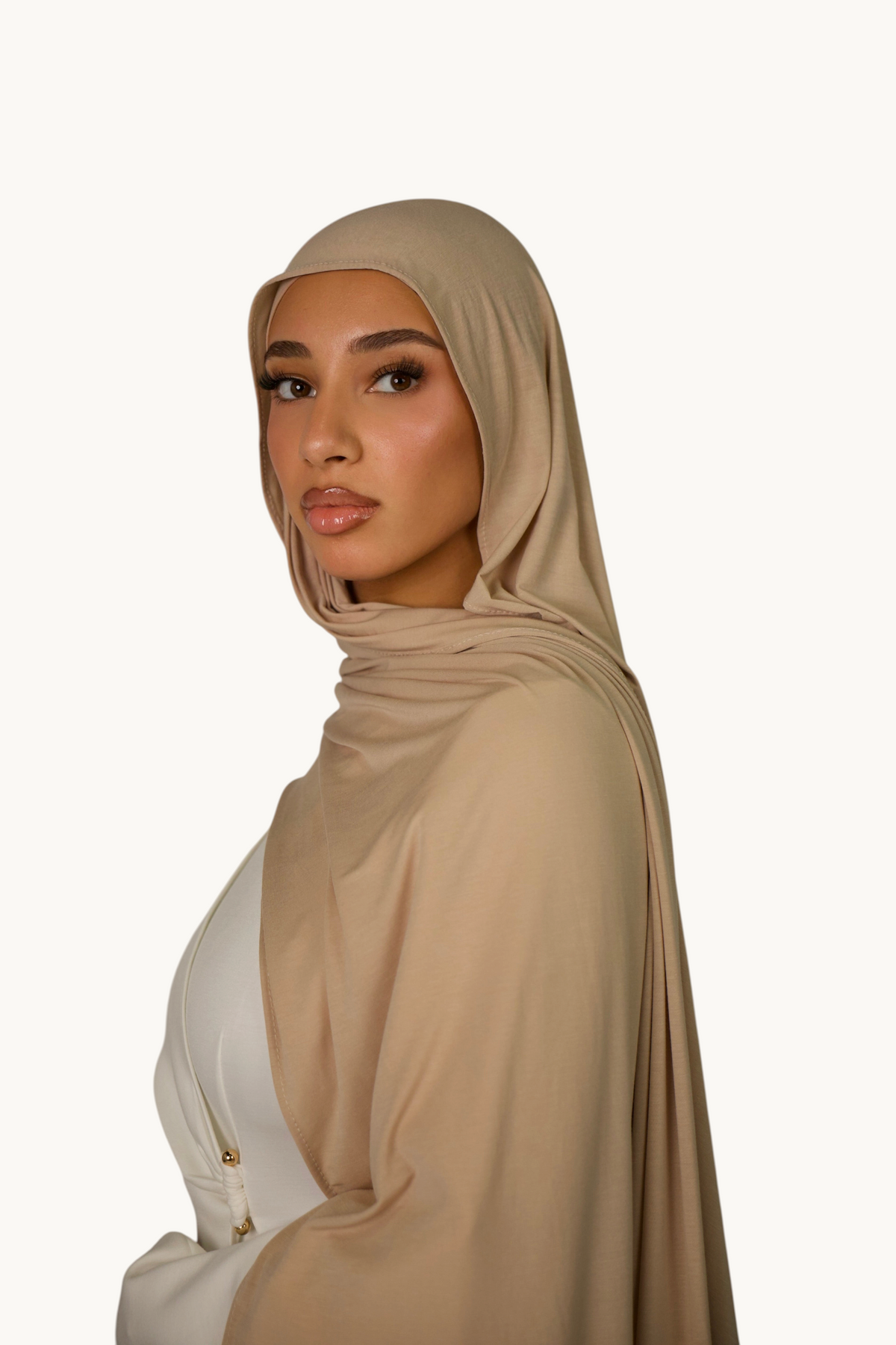 LOSYANA Breeze Jersey Hijab in goldenem Beige aus weichem Bambusstoff, getragen von einem Model im Profil