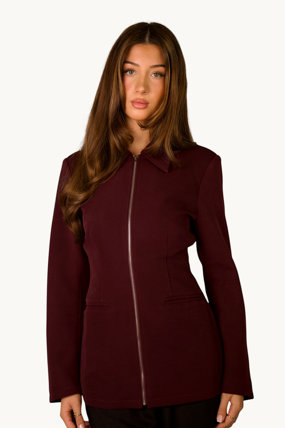 LOSYANA taillierte Jacke in Aubergine mit Reißverschluss, breitem Kragen und Ziertaschen an einem Model.