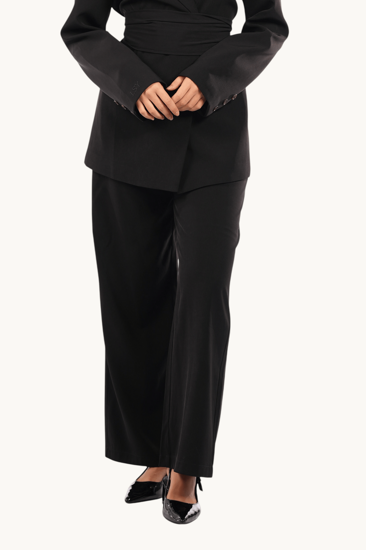 Schwarze Hose von Losyana.Shop, die Noble Pants, mit elegantem Schnitt aus weichem Stoff.