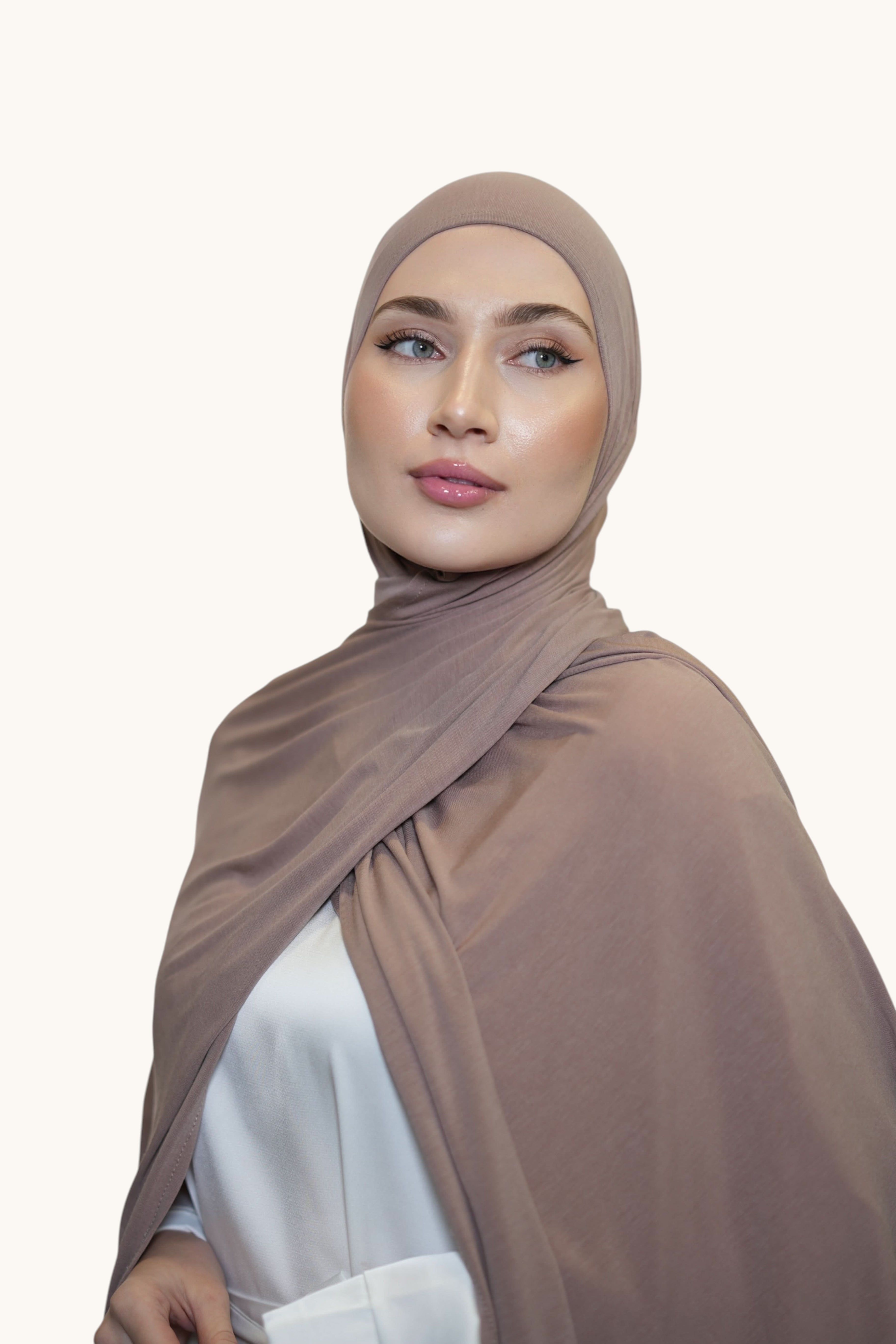 Hübscher Vela Jersey Hijab in Pilzfarbe von Losyana.Shop, weiches, bequemes Kopftuch aus Jersey-Stoff, detailreiche Textur sichtbar