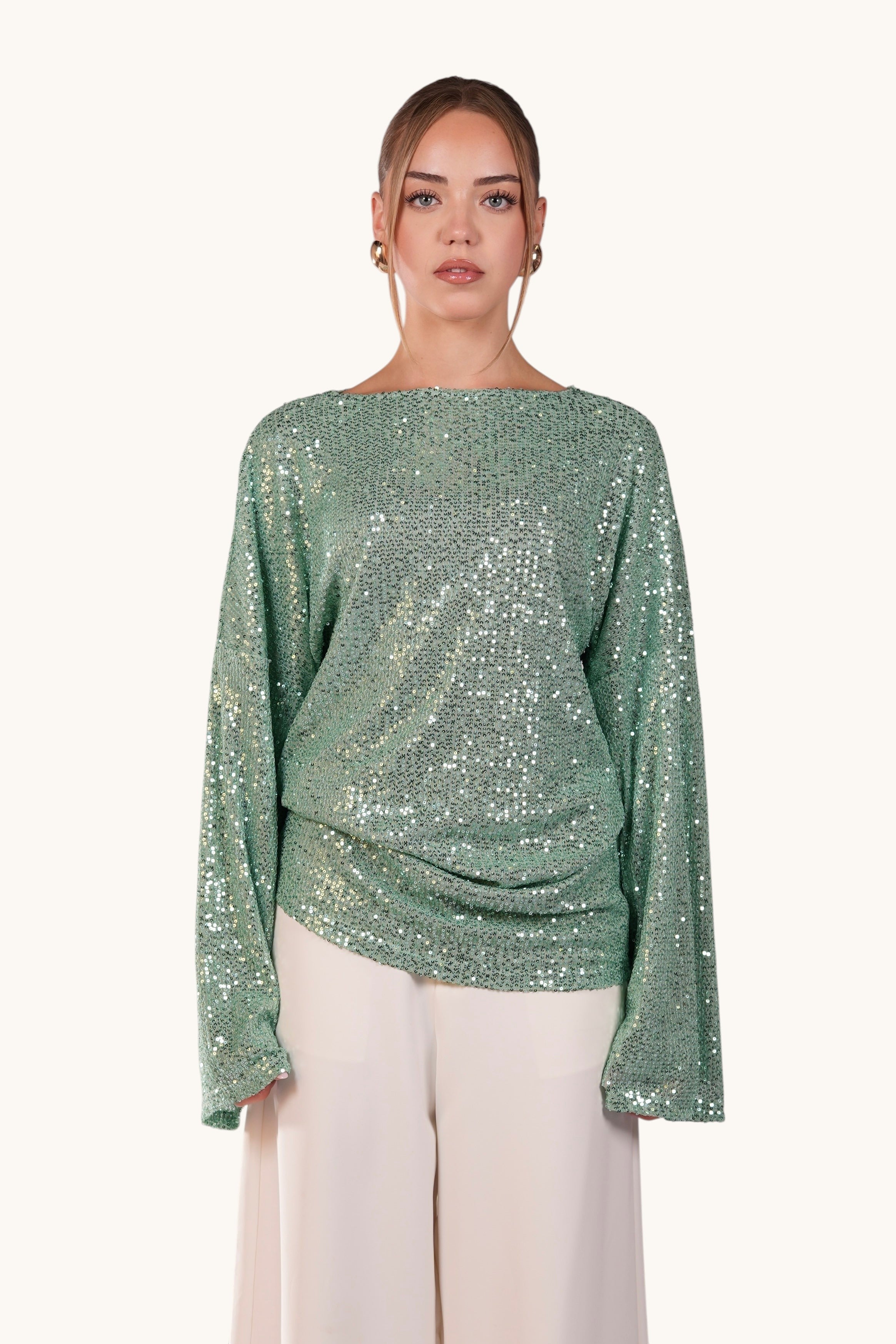 Losyana Madrid Oberteil in hellem Stoff mit Rundhalsausschnitt und kurzen Ärmeln, modisches Damen-Shirt, Nahaufnahme