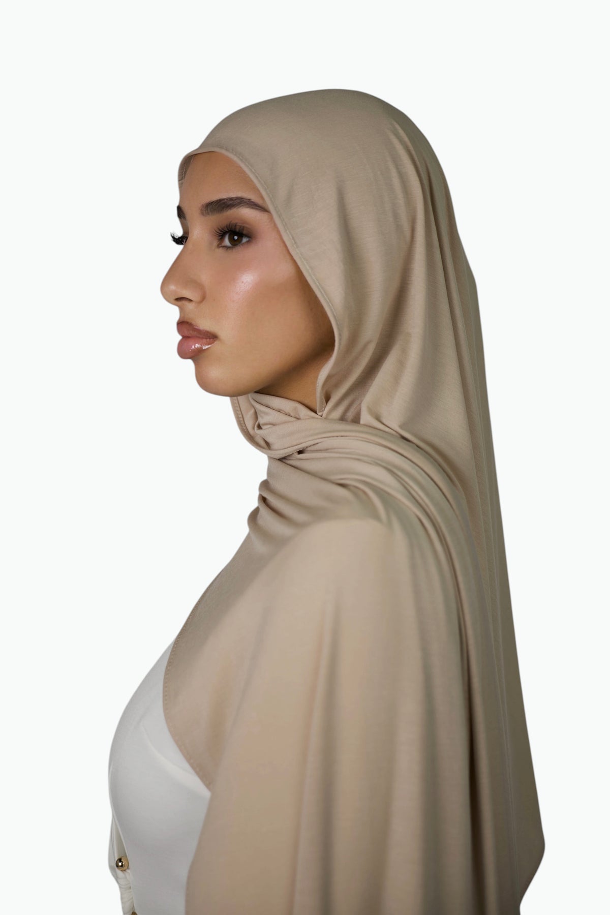 Hautfarbener Breeze Jersey Hijab von Losyana.Shop, weiches und bequemes Kopftuch aus Jersey-Stoff, getragen auf einem Model.