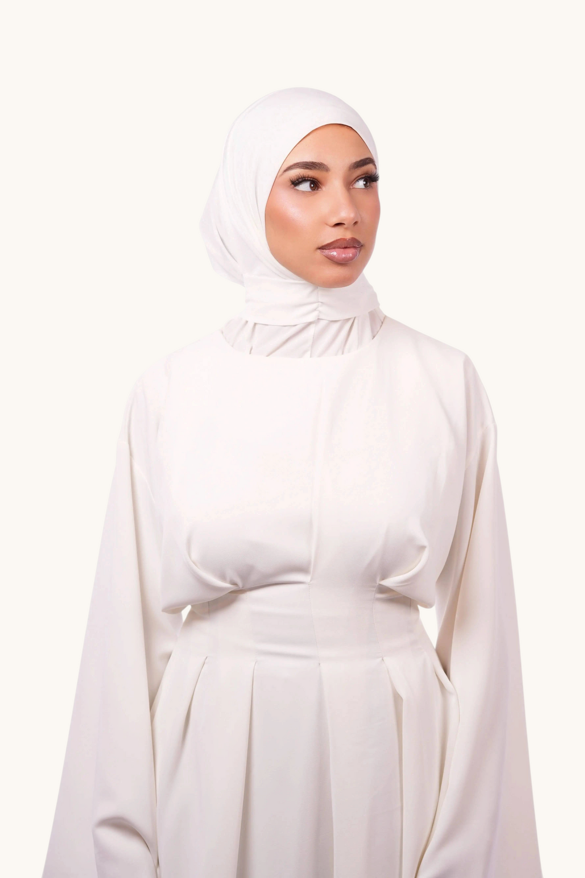 Weißer Instant-Hijab von Losyana.Shop, bequem und leicht anzulegen, aus weichem Stoff für einen eleganten, islamischen Kleidungsstil