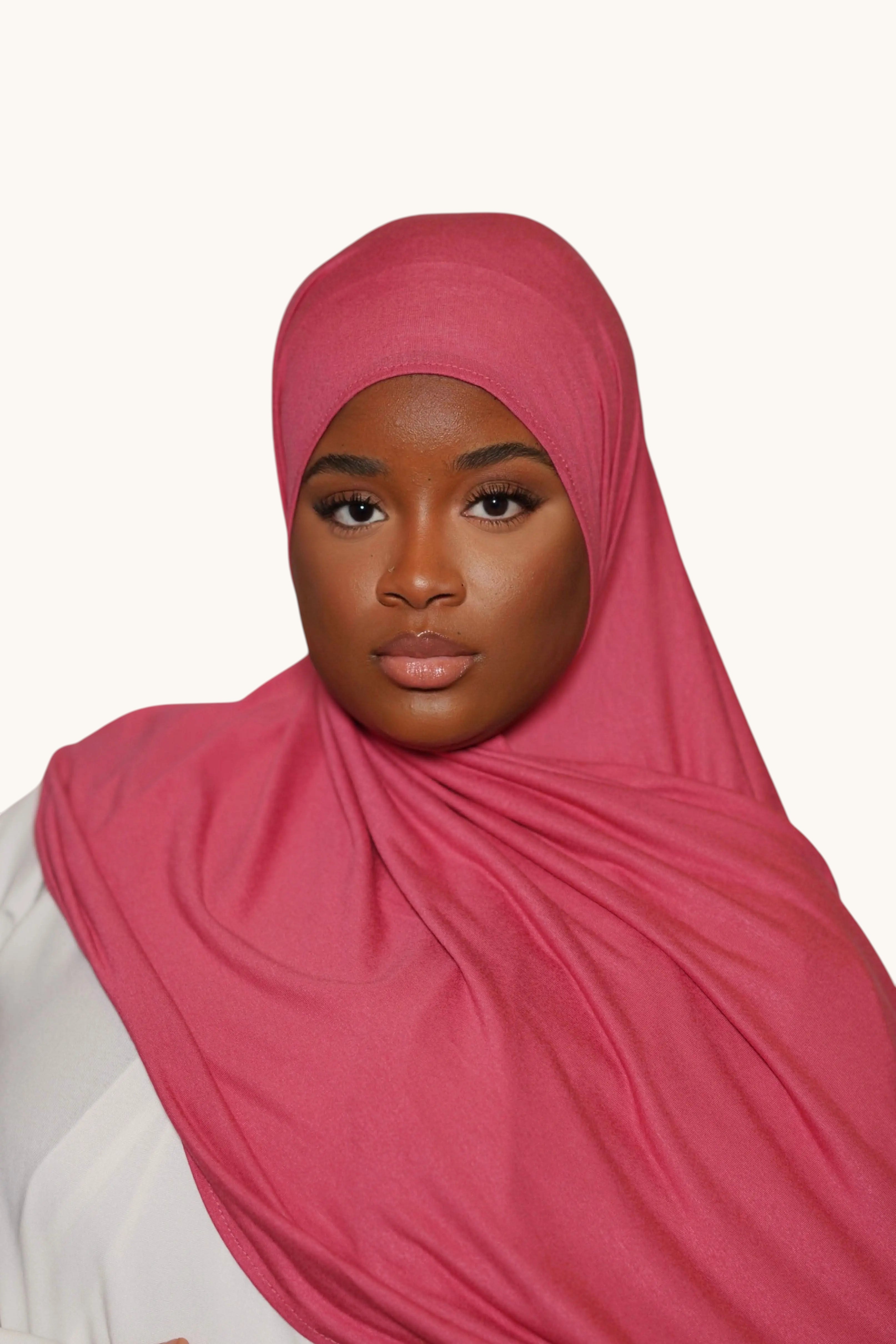 Dunkel pinkes Losyana.Shop Jersey aus weicher Baumwolle, nahtlos und bequem an einem Model getragen.