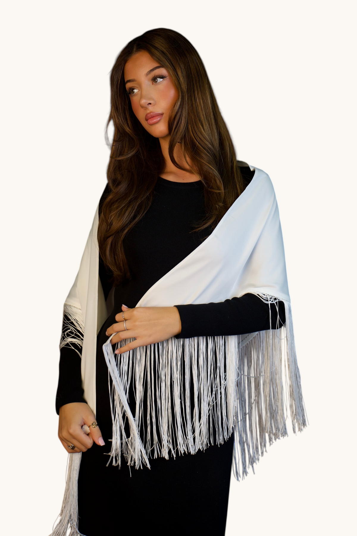 LOSYANA weißes Satin-Cape mit langen Fransen, getragen von einem Model vor braunem Hintergrund