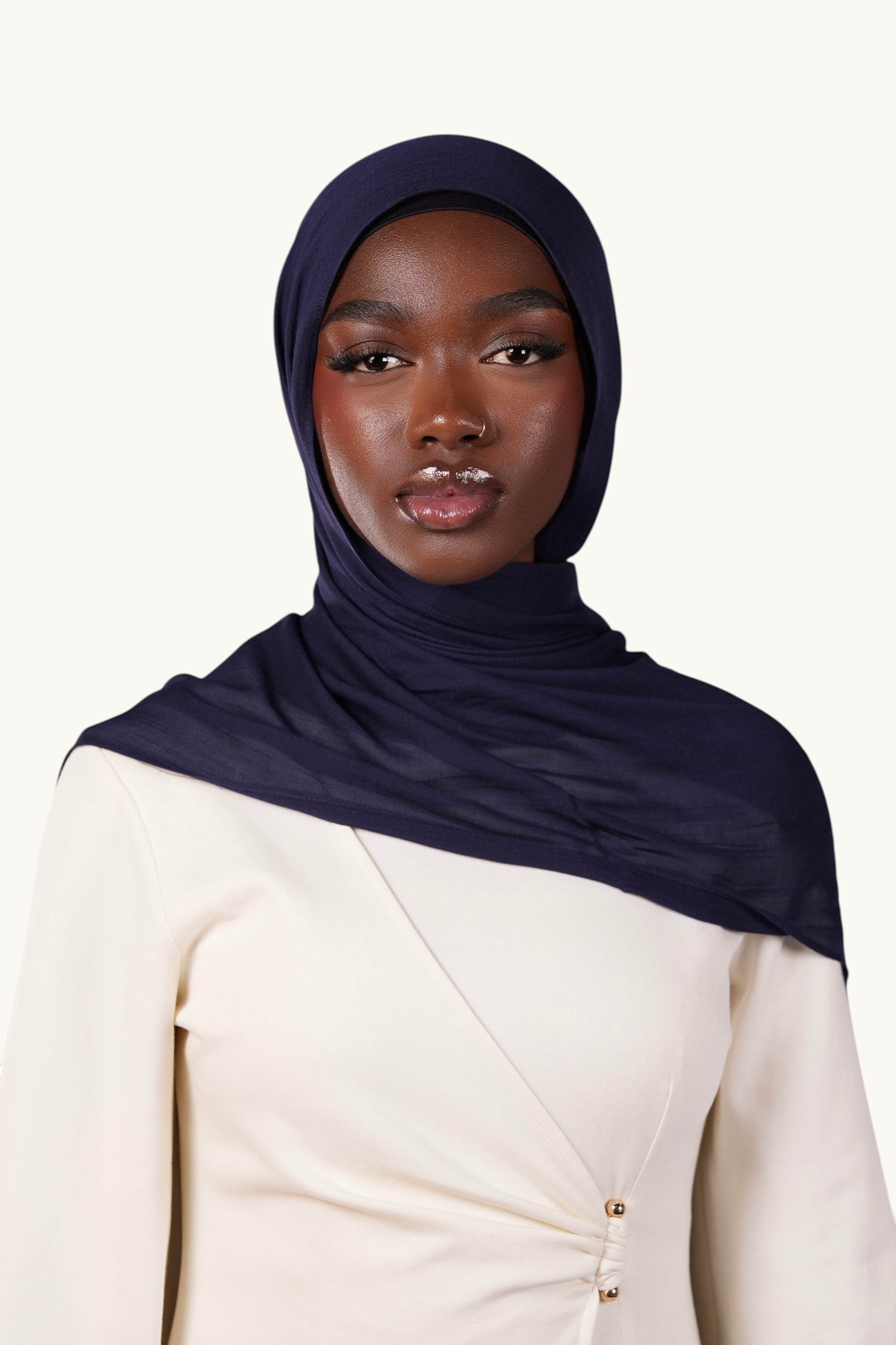 Leichter Melierter Modal-Hijab in Navy von LOSYANA, weiches und angenehmes Kopftuch aus modaler Stoffqualität.