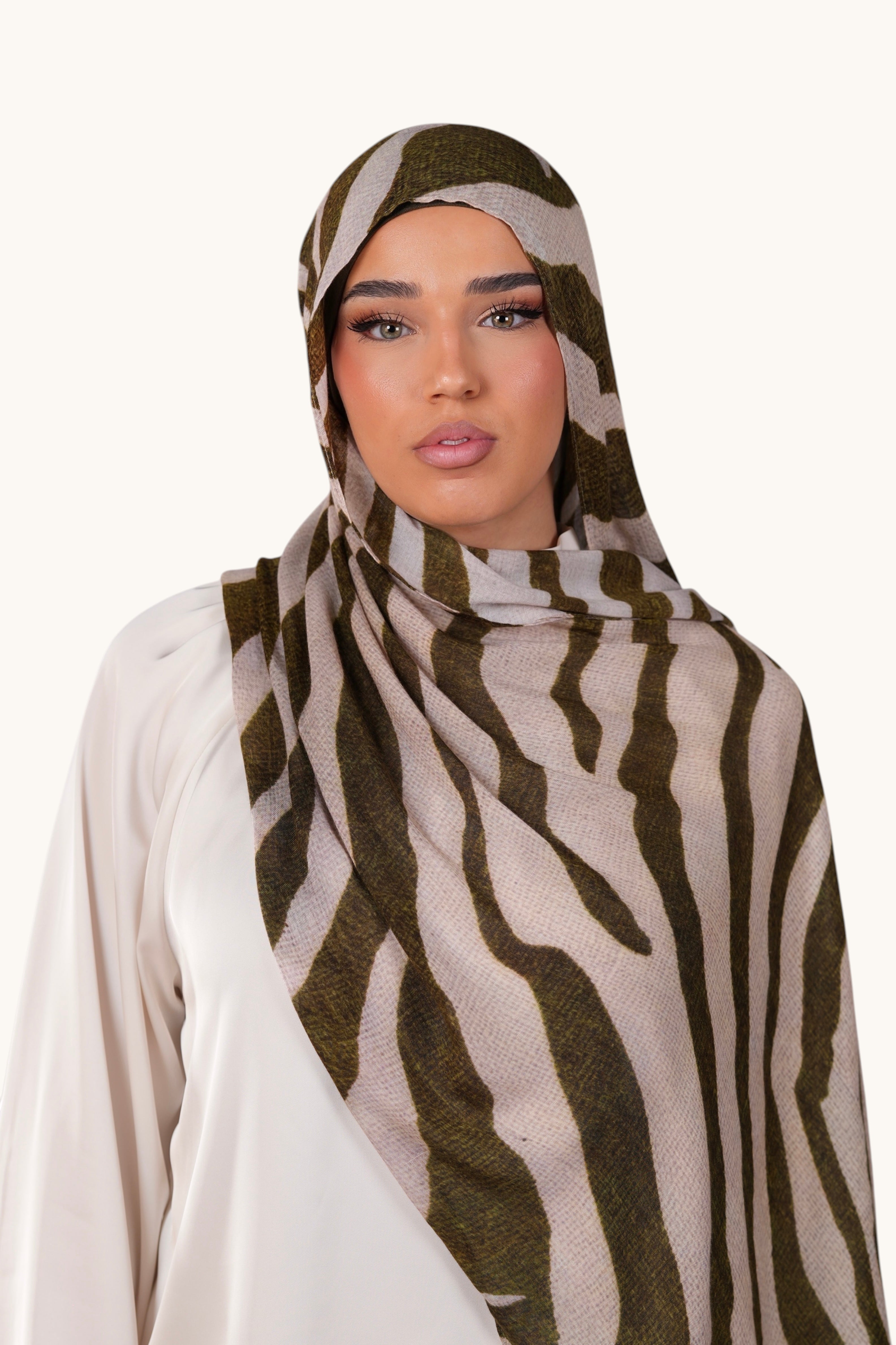 Leichter LOSYANA Hijab aus Modal in Olive Wave mit fließender Textur und eleganter Farbgestaltung.
