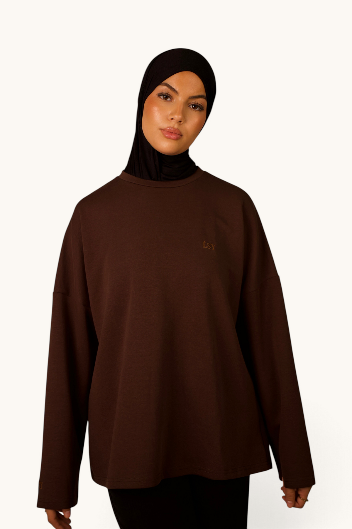LOSYANA LSY Langarmshirt in Espresso aus weicher Baumwolle mit dezentem Logo, getragen von einem Model mit Hijab.