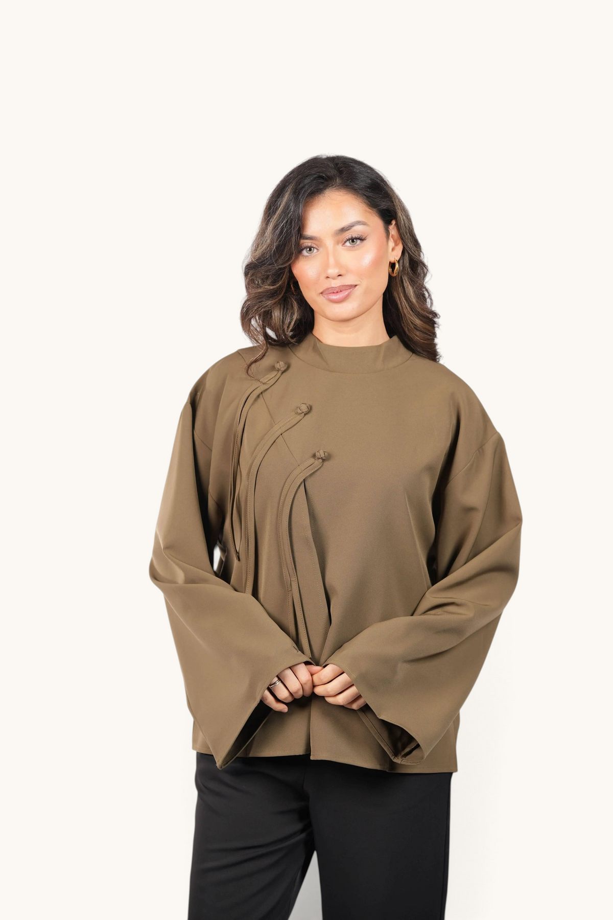 Olivgrünes Oberteil "The Legacy Shirt" von Losyana.Shop, flacher Schnitt, weiches Material, geeignet für Alltagsmode.