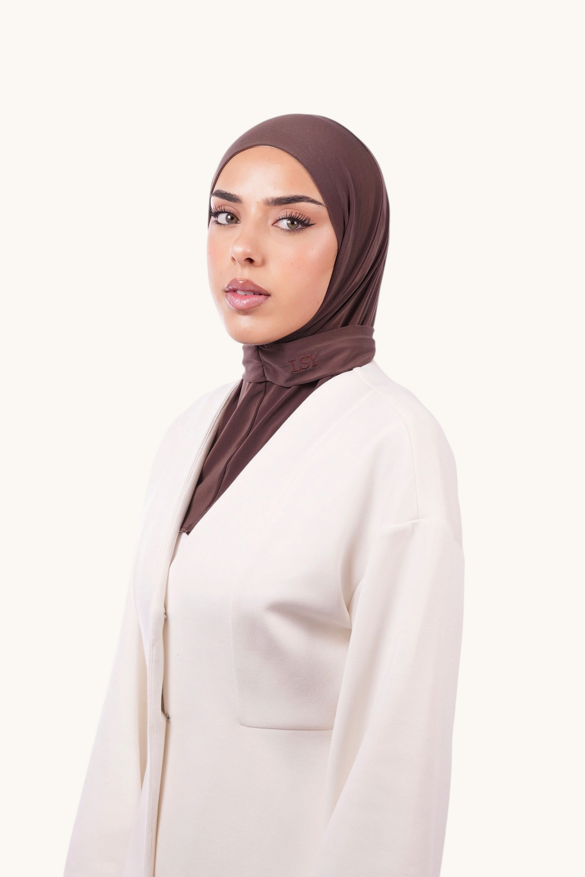 Hellbrauner Instant-Hijab aus weichem Stoff, getragen von einer Frau, zeigt den Cappuccino-Farbton und bequemen Sitz.