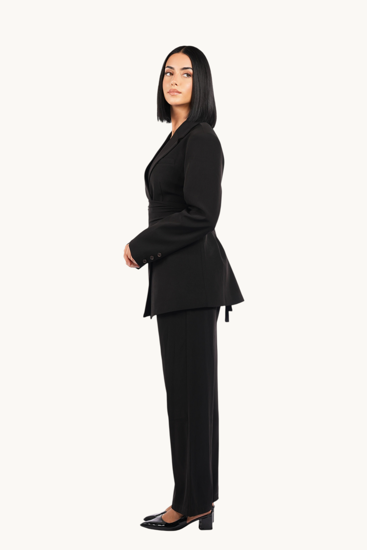 Schwarze Hose „the noble pants“ von Losyana.Shop, elegante Damenhose aus weichem Stoff, detailreiche Passform und stilvoller Look