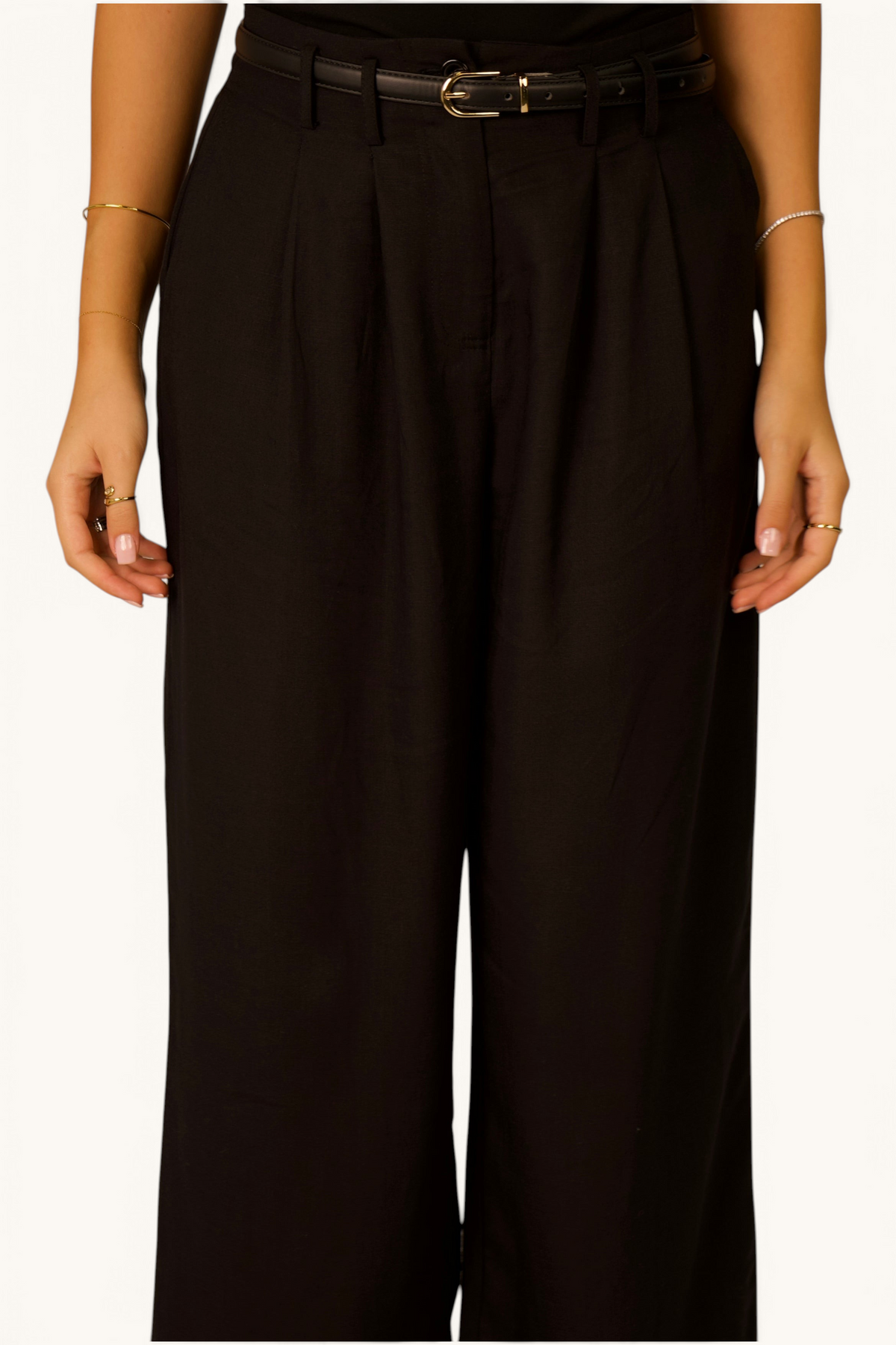LOSYANA Premium Leinenhose in Schwarz mit weitem Bein, Gürtel und lockerer Passform an einem Model