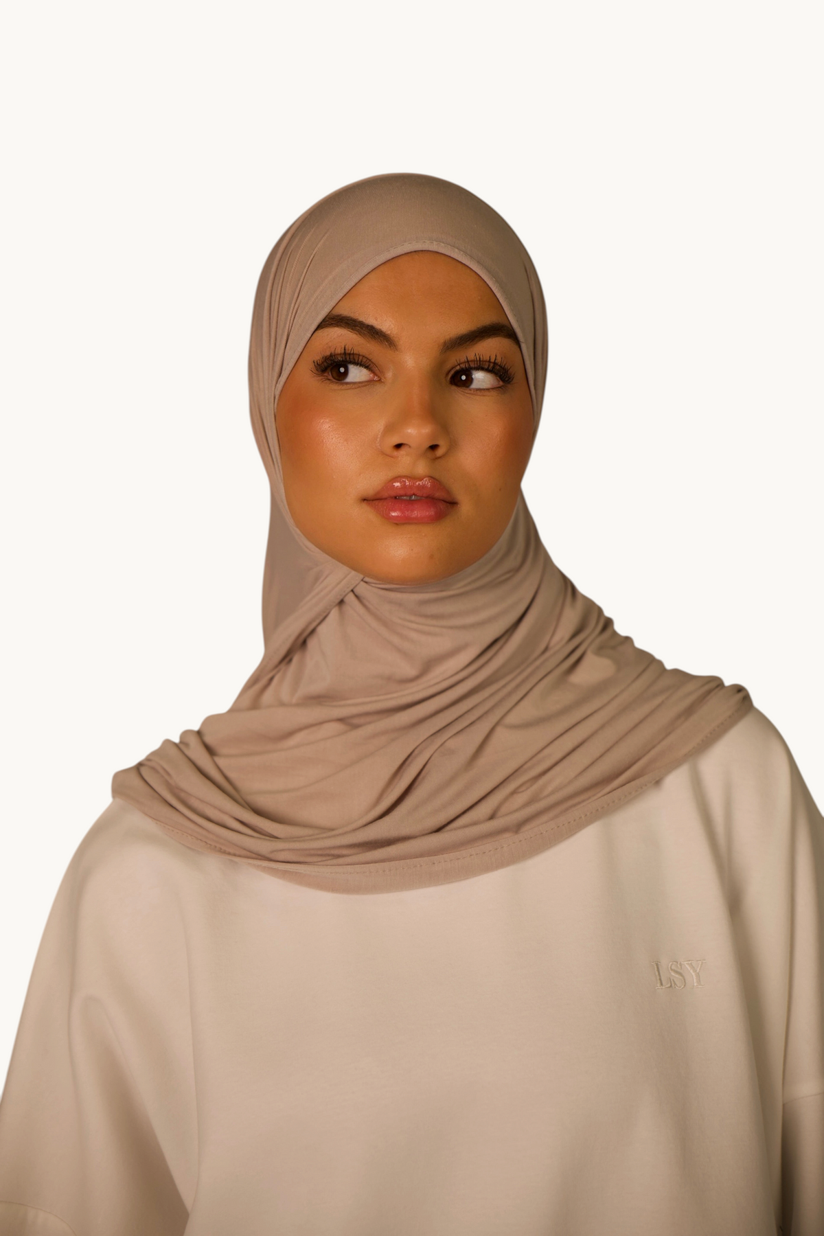 LOSYANA Breeze Jersey Hijab in Costa Cream aus weichem Bambusstoff, getragen von einer Frau im Studio-Porträt
