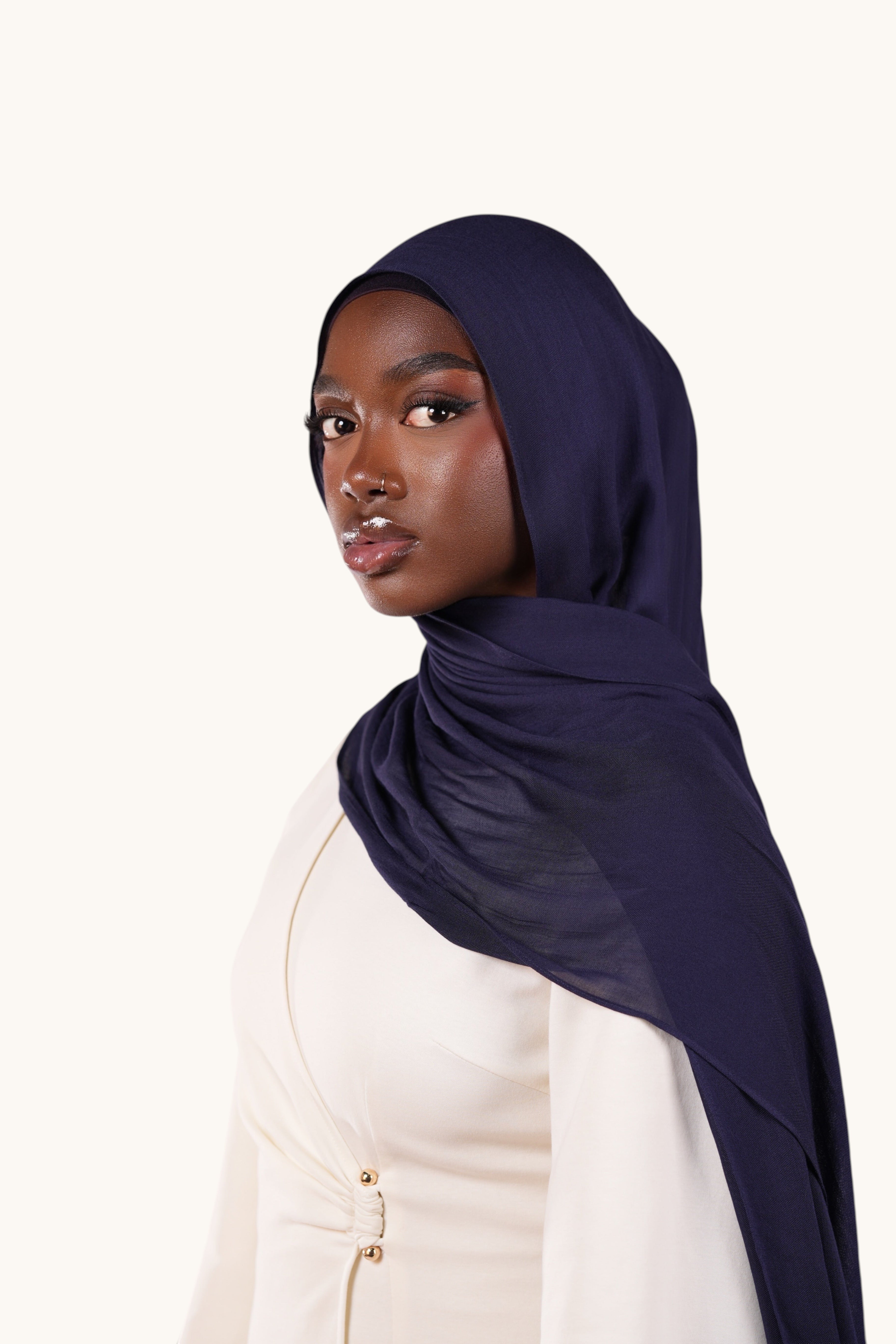 Leichter Modal-Hijab in Marineblau von LOSYANA, weiches, bequemes Kopftuch für Damen, stilvoll und angenehm zu tragen