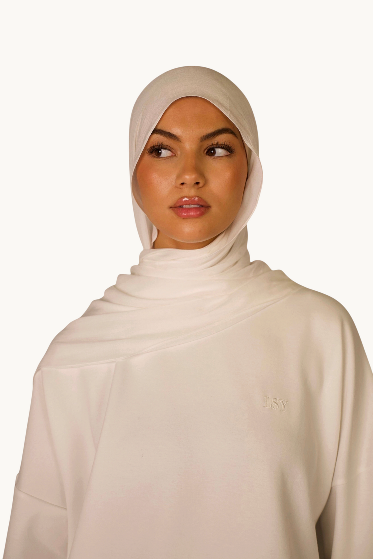 LOSYANA weißer, leichter Modal-Hijab mit passender Bone, getragen von einem Model für einen eleganten Look.
