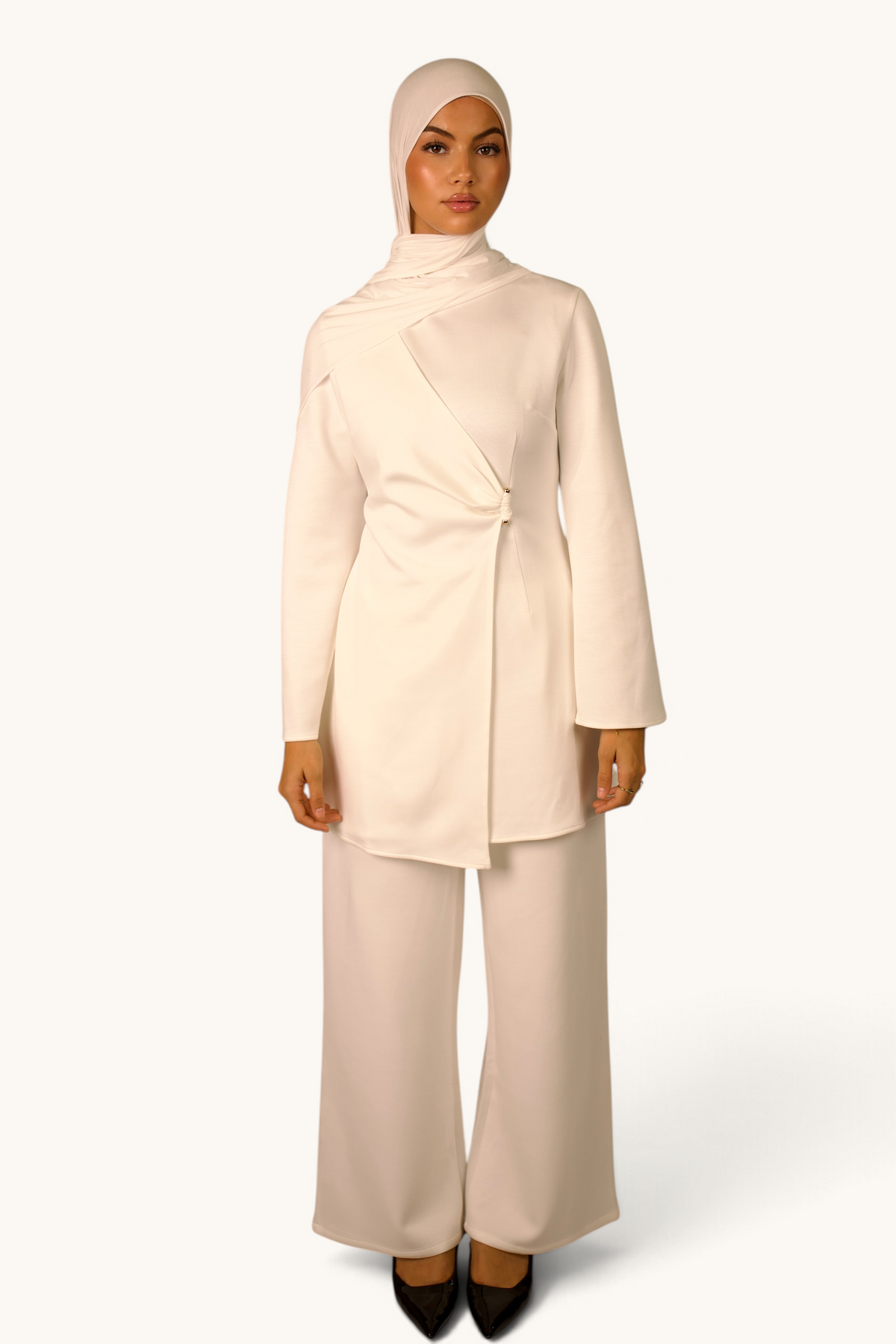 LOSYANA Valencia Zweiteiler in Creme Weiß mit tailliertem Oberteil, Raffung, Gold-Detail und weiter Hose