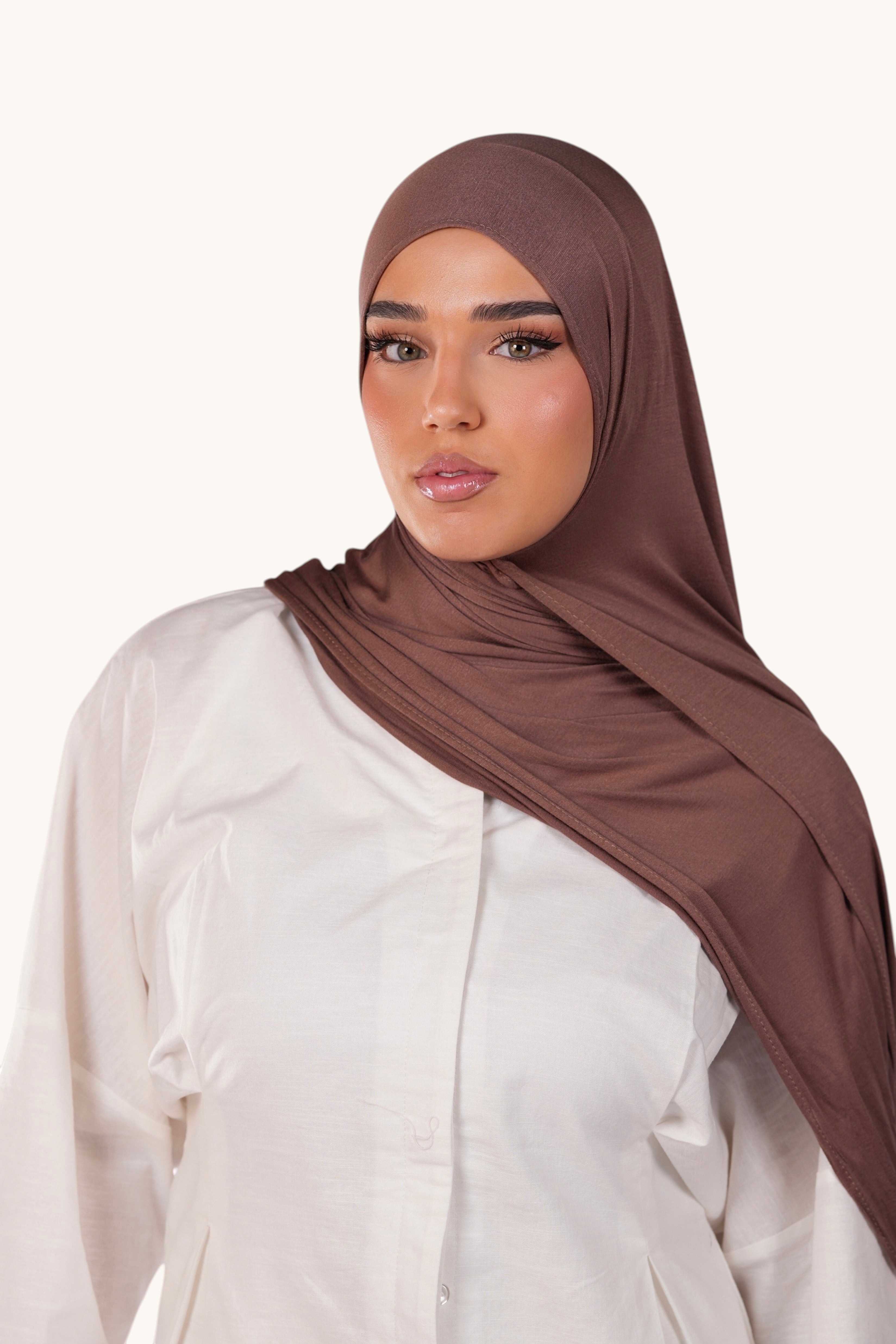 Weicher Bambus-Jersey in Kaffee von Losyana.Shop, Nahaufnahme des Stoffmusters und Textur.