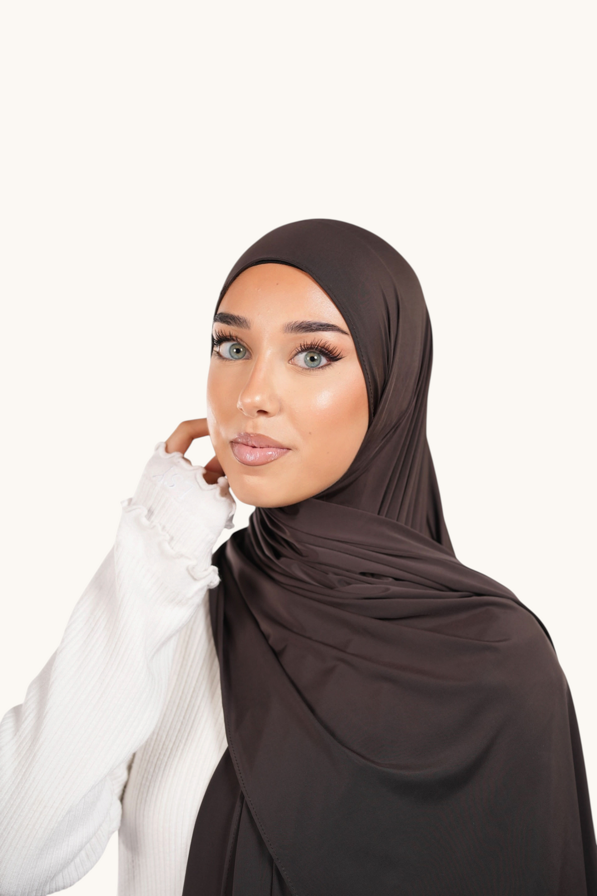 Hübscher Liquid Jersey Hijab in Espresso von Losayana.Shop, fließender Stoff und elegante Textur sichtbar.