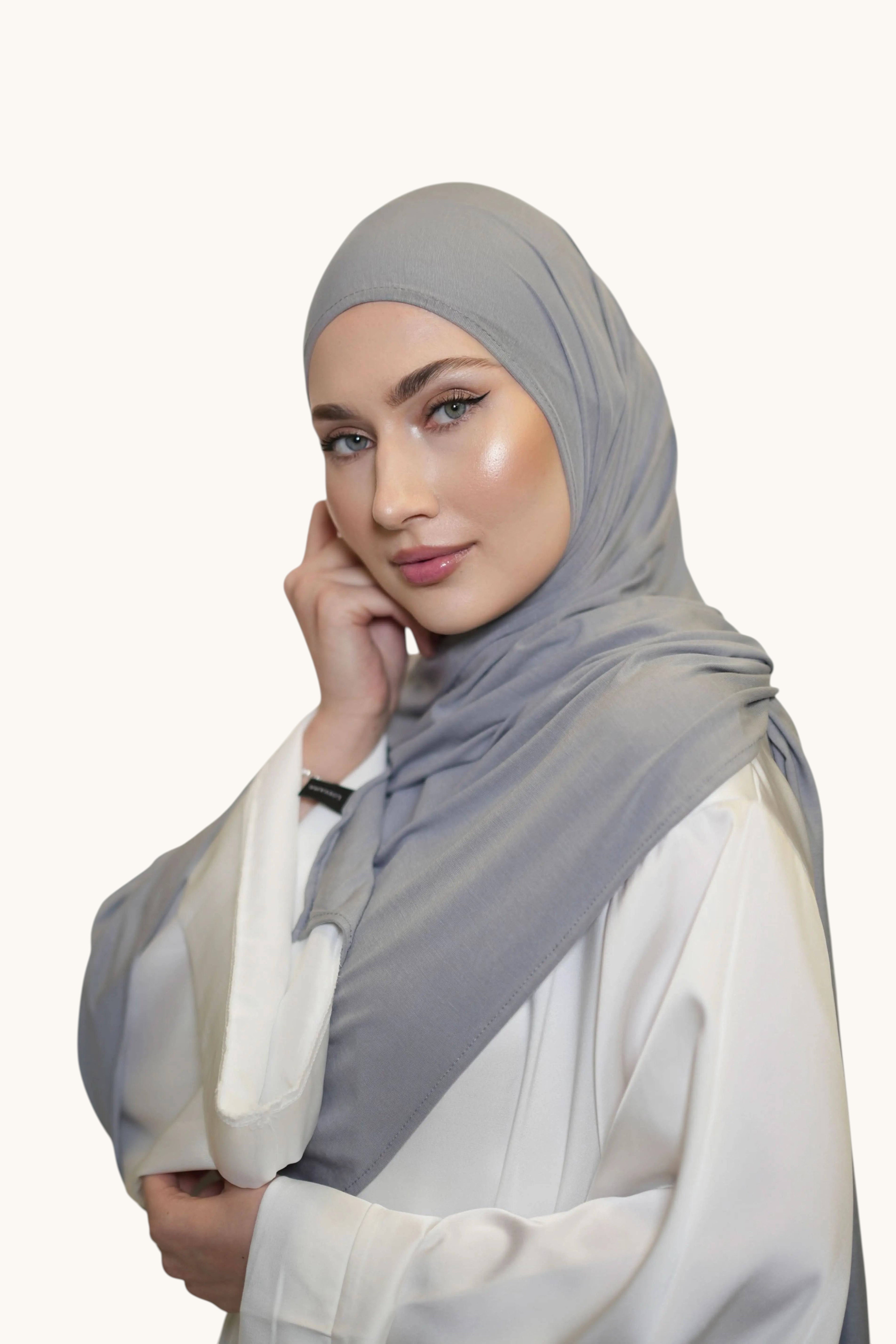Grauer Vela Jersey Hijab von Losyana.Shop, weiches und bequemes Kopftuch aus Jersey-Stoff, stylish und passend für den Alltag.