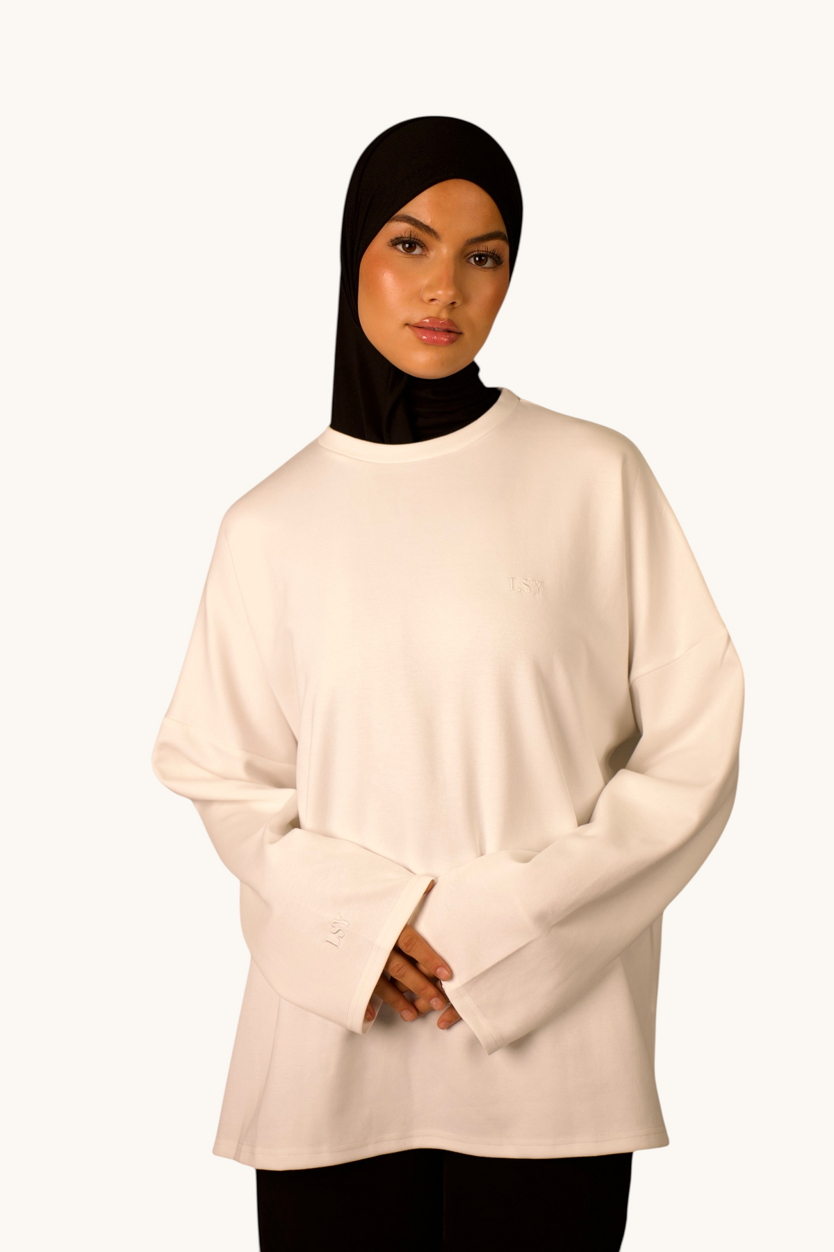 LOSYANA LSY Langarmshirt in Weiß aus weicher Baumwolle mit Rundhalsausschnitt an einer Frau mit schwarzem Hijab