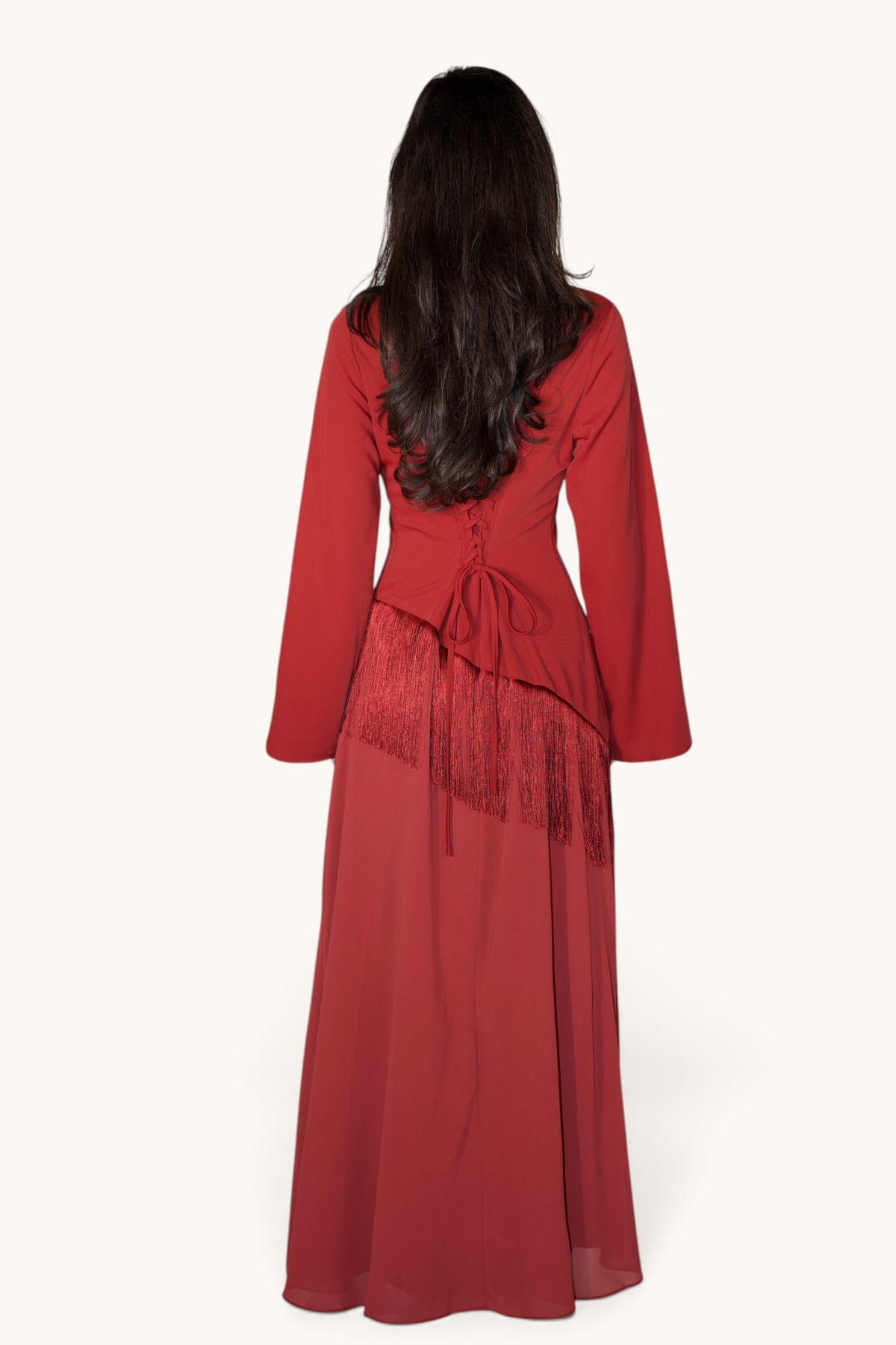 Bordeauxfarbenes Corset-Kleid mit Fransen von LOSYANA, eng anliegend und eleganter Stil, auf dem Bild sichtbar.