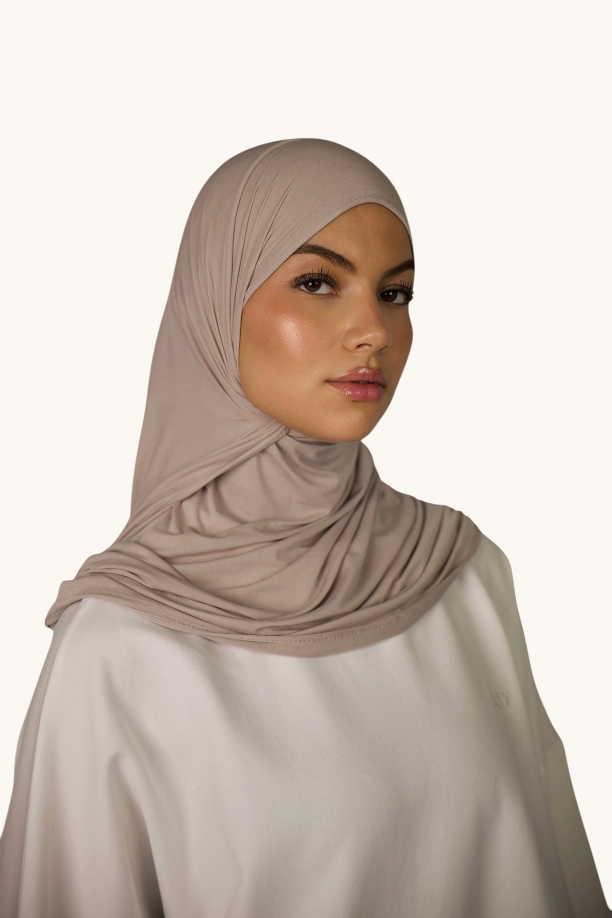 Hibaj Breeze Jersey in Costa Cream von Losyana.Shop, weiche Jersey-Textur und elegantes Design, sichtbar im Bild.