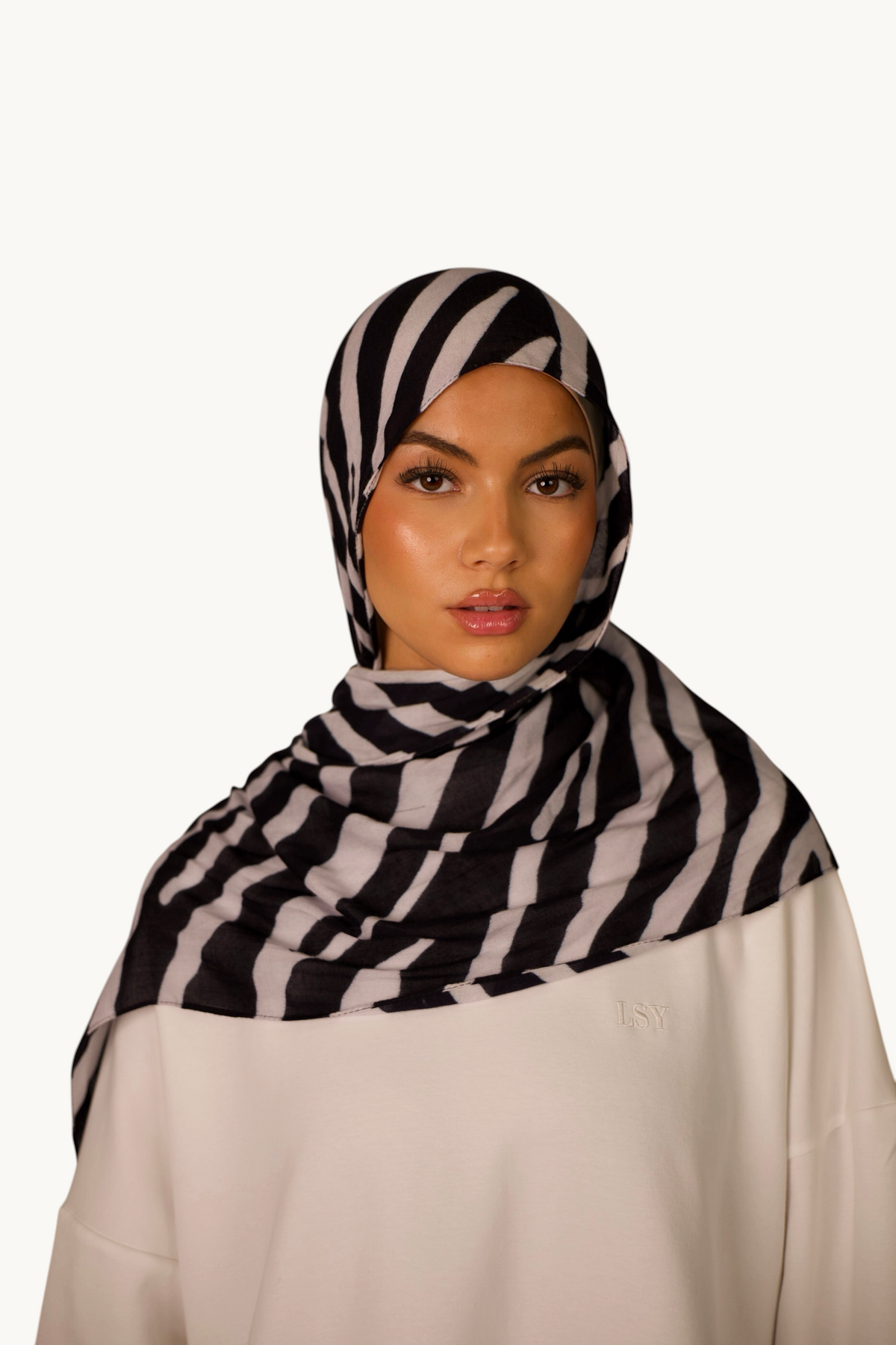 LOSYANA leichter Modal Hijab mit Zebra-Muster in Schwarz und Weiß, getragen von einem Model mit passender Bone