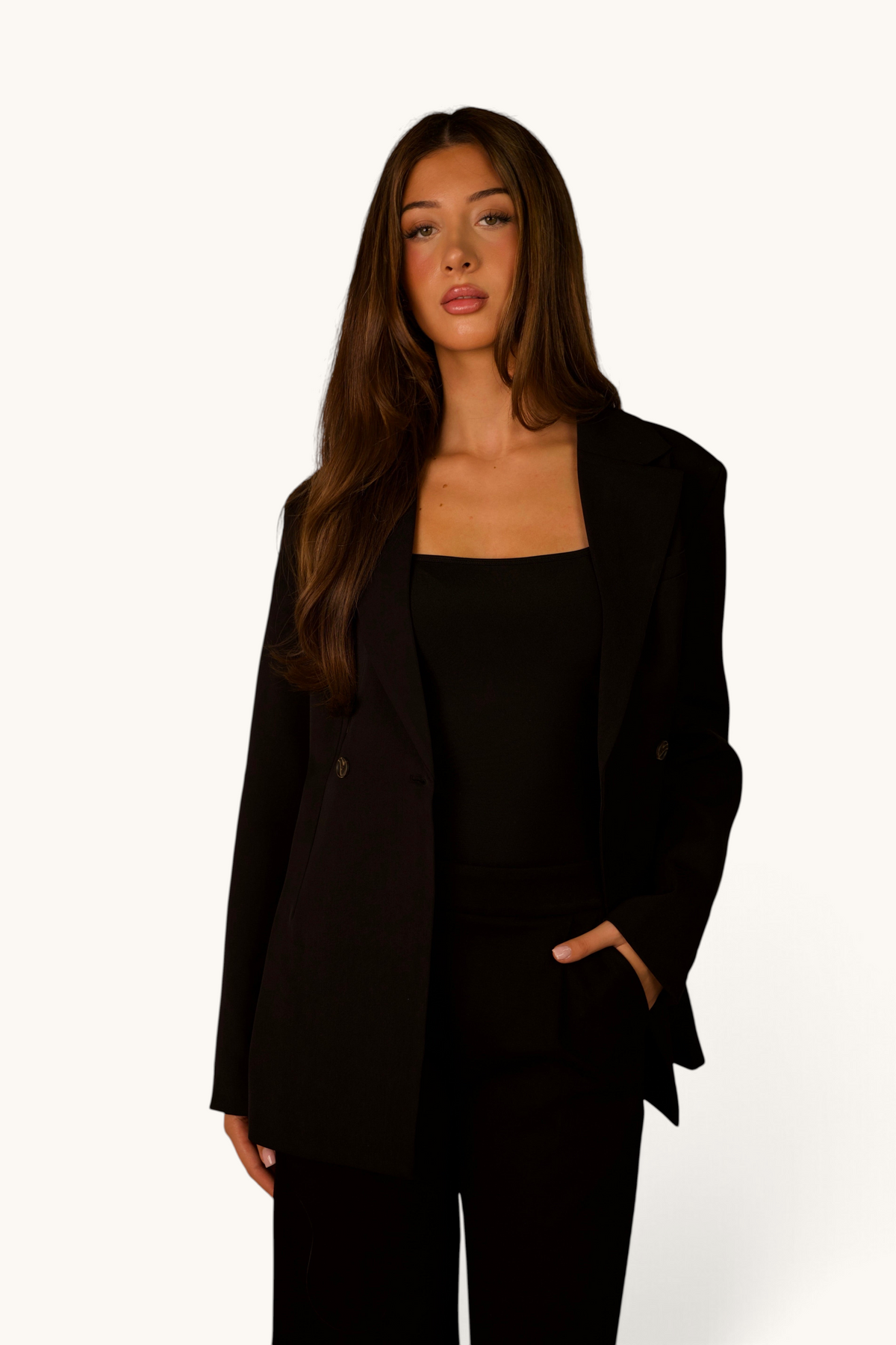 LOSYANA Noble Belted Blazer in Schwarz mit klassischem Revers, getragen von einem Model vor neutralem Hintergrund