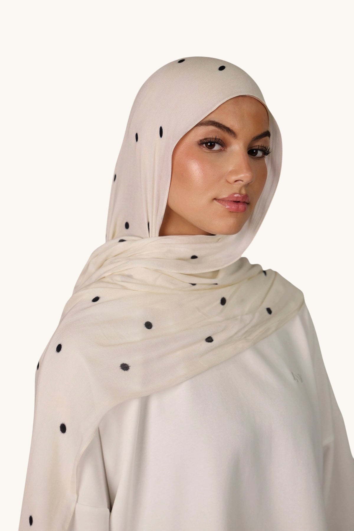 LOSYANA leichter Modal Hijab in Creme mit schwarzen Velour-Punkten, getragen von einem Model
