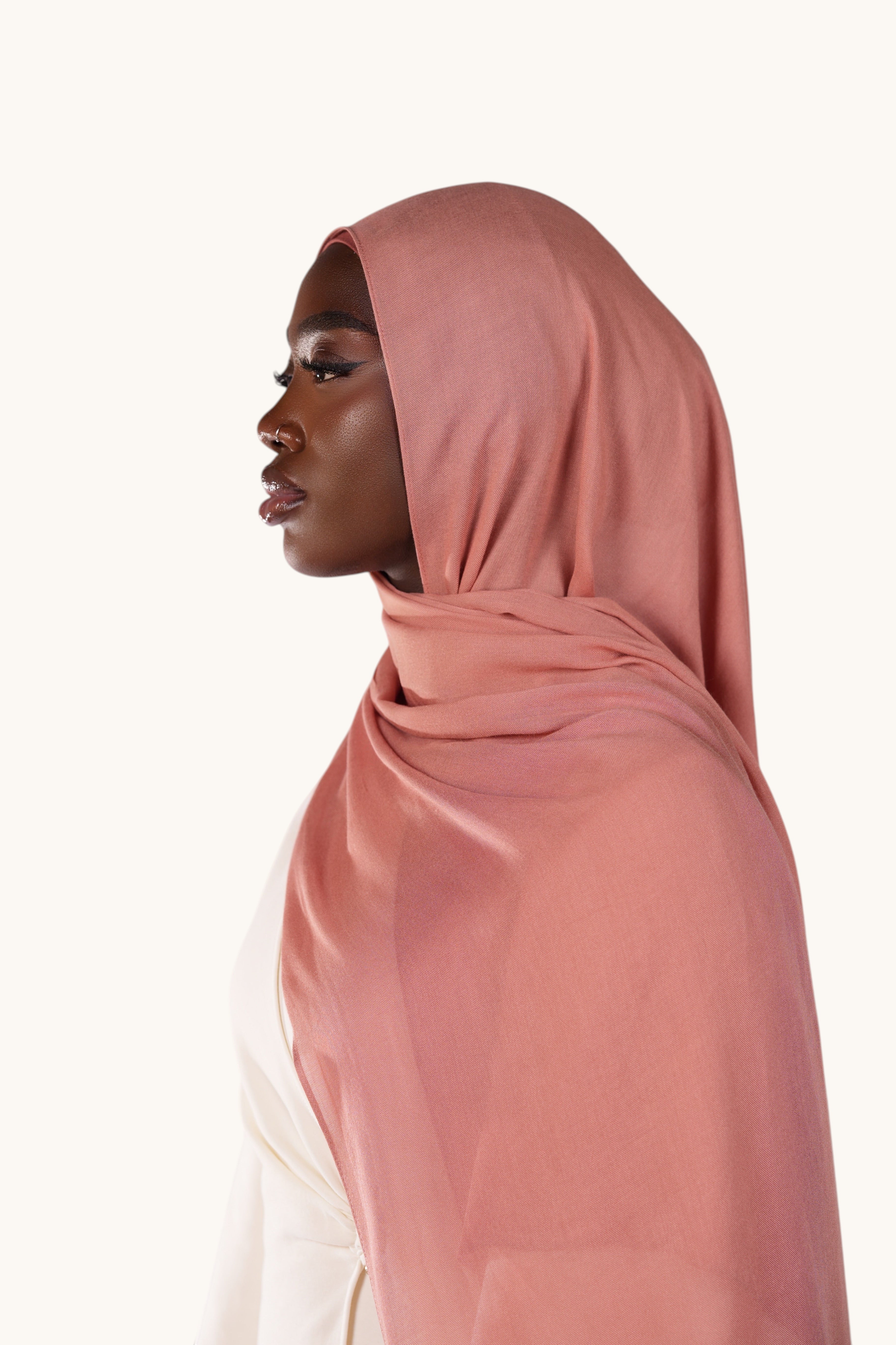 Leichter Modal-Hijab in Dusty Rose von LOSYANA, weiche Stoffqualität, elegant und bequem für den Alltag.