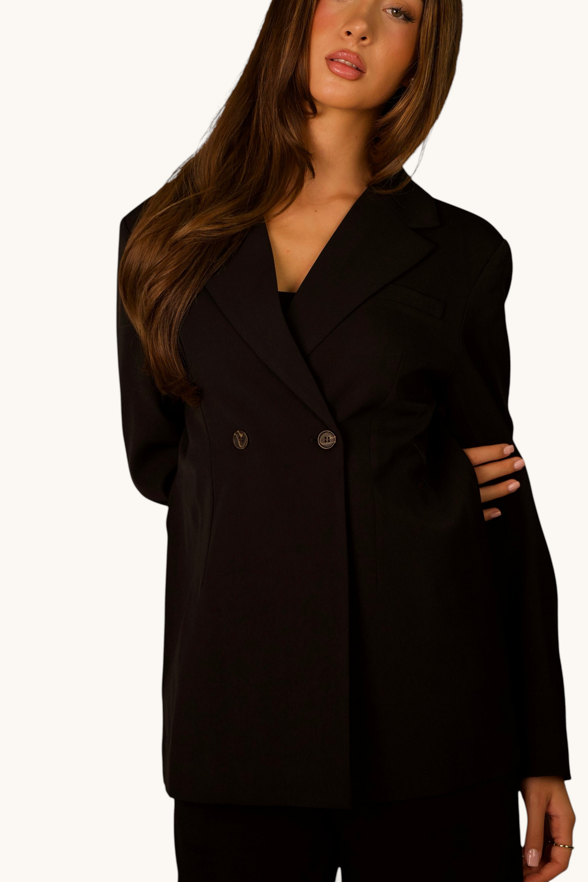 LOSYANA Noble Belted Blazer in Schwarz mit Knopfleiste, getragen von einem Model vor neutralem Hintergrund