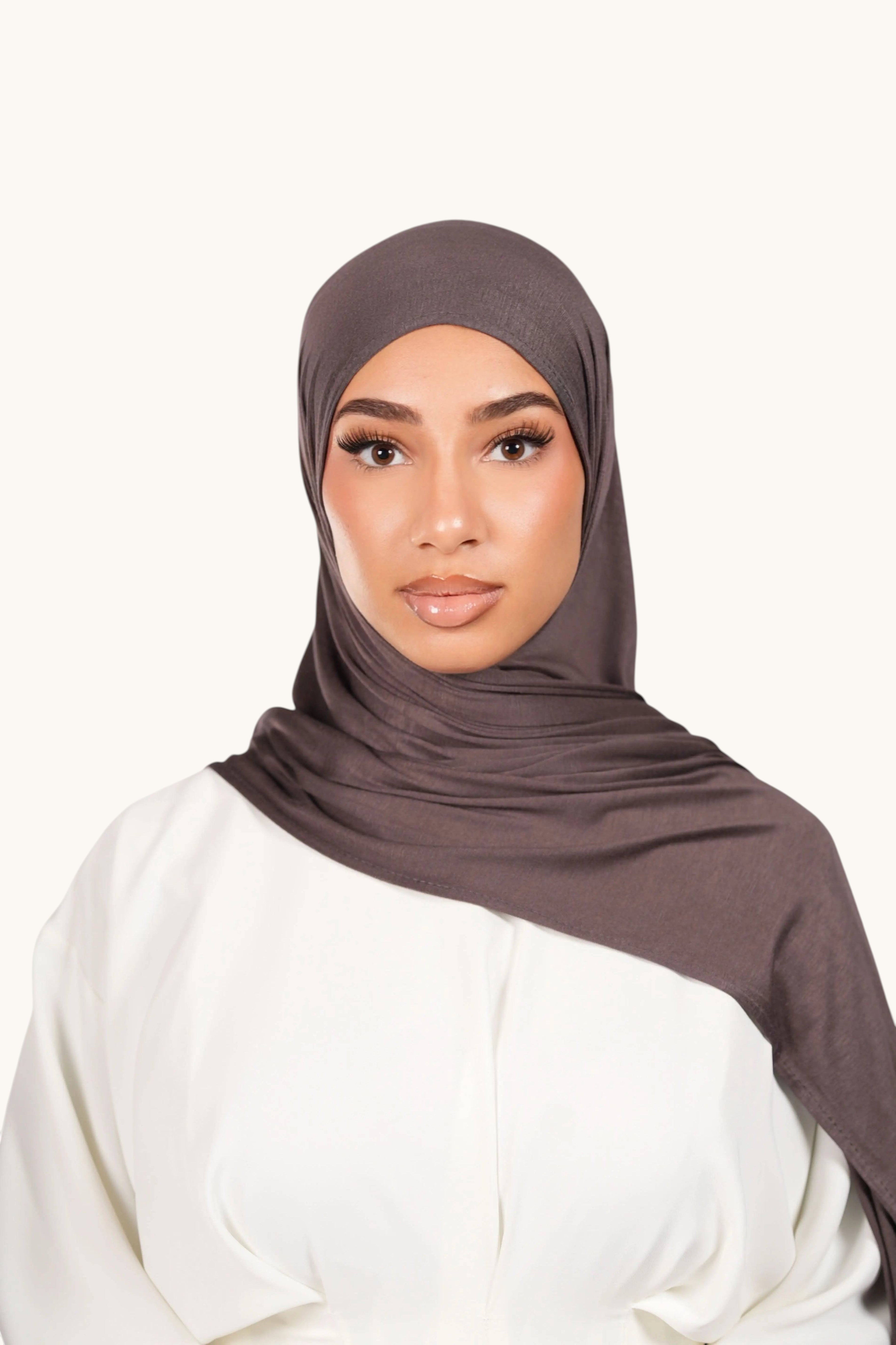 Hibbehjell aus Bambus-Jersey von Losyana.Shop, weiches, bequemes Hijab in neutralem Farbton, fließend und angenehm zu tragen