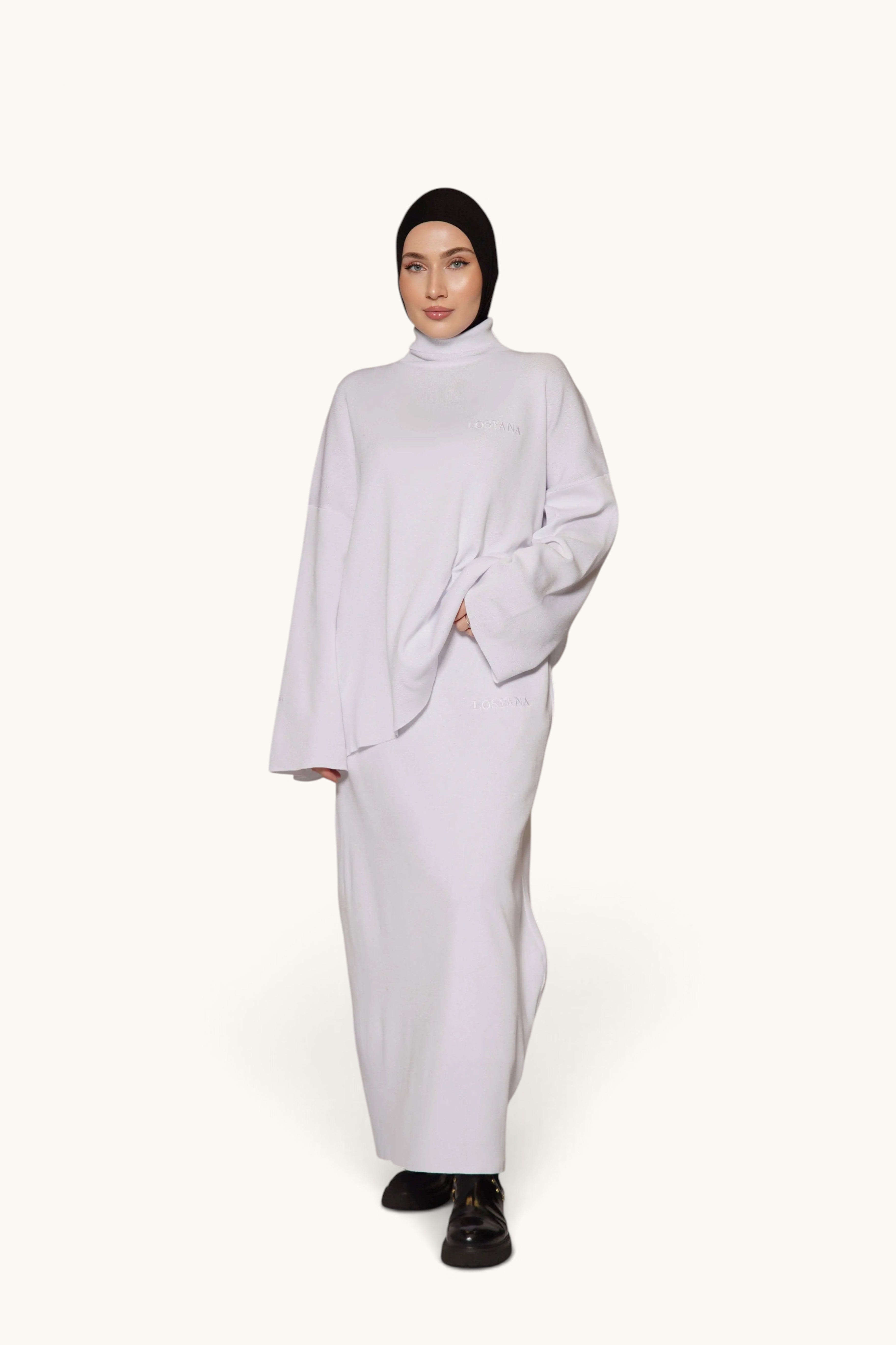 Weißes Luxus-Baumwoll-Zweiteiler-Set von Losyana.Shop, zeigt bequemes, elegantes Schlaf- oder Lounge-Outfit.