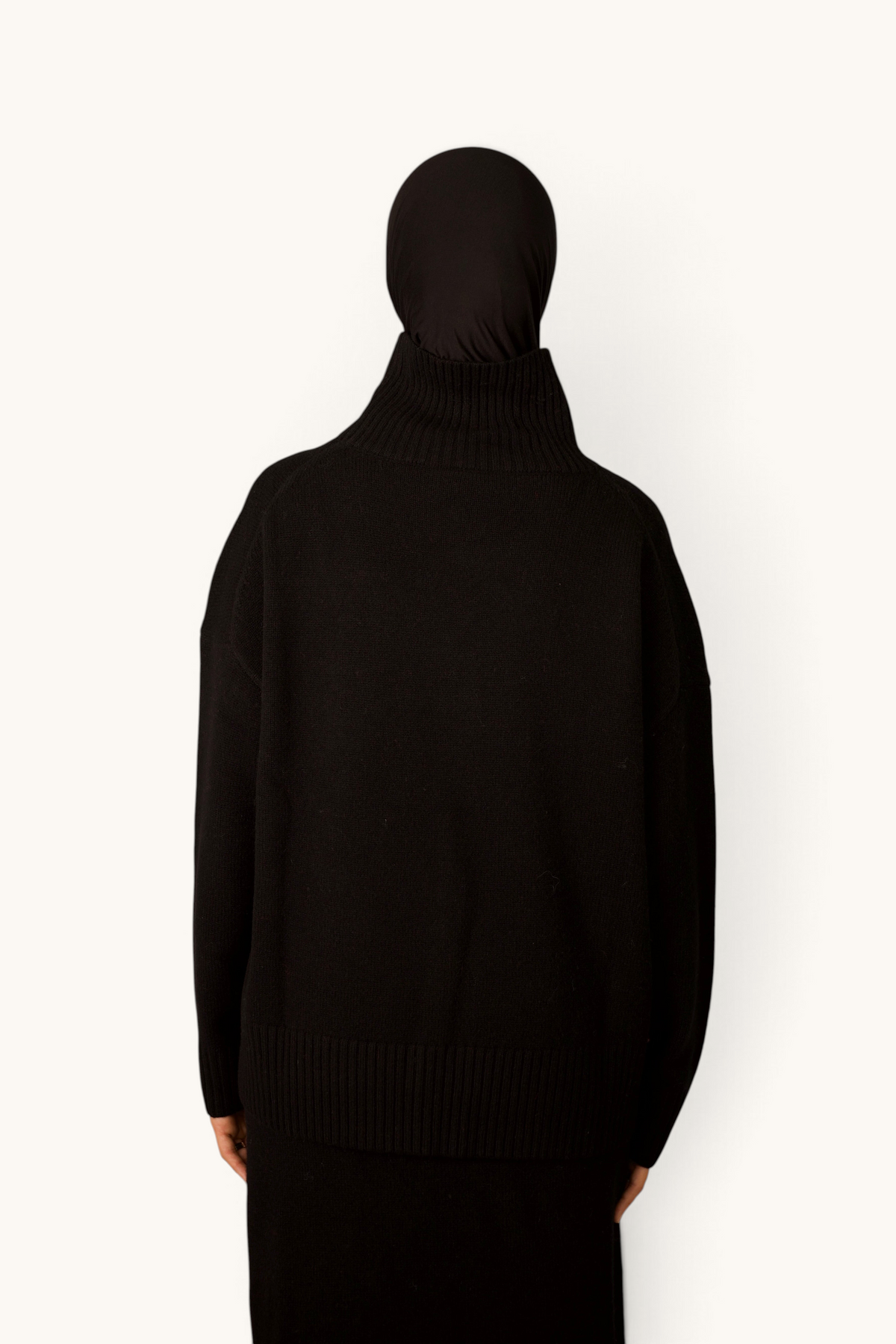 LOSYANA Wollpullover in Schwarz mit Stehkragen und lockerem Schnitt, getragen von einem Model von hinten.