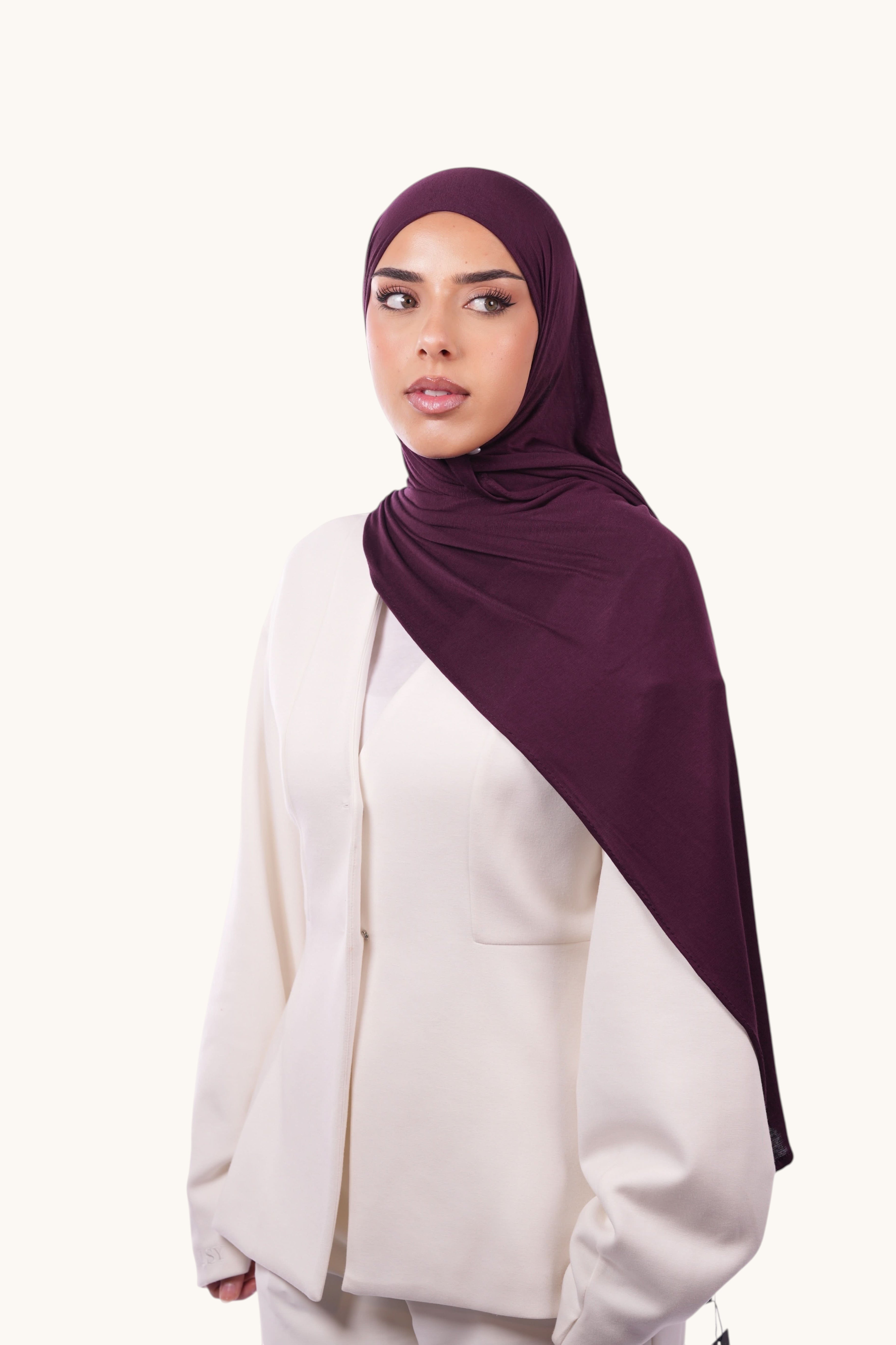 Bambus-Jersey in Aubergine von Losyana.Shop, weiches Stoff mit elastischer Passform, ideal für bequeme Kleidung