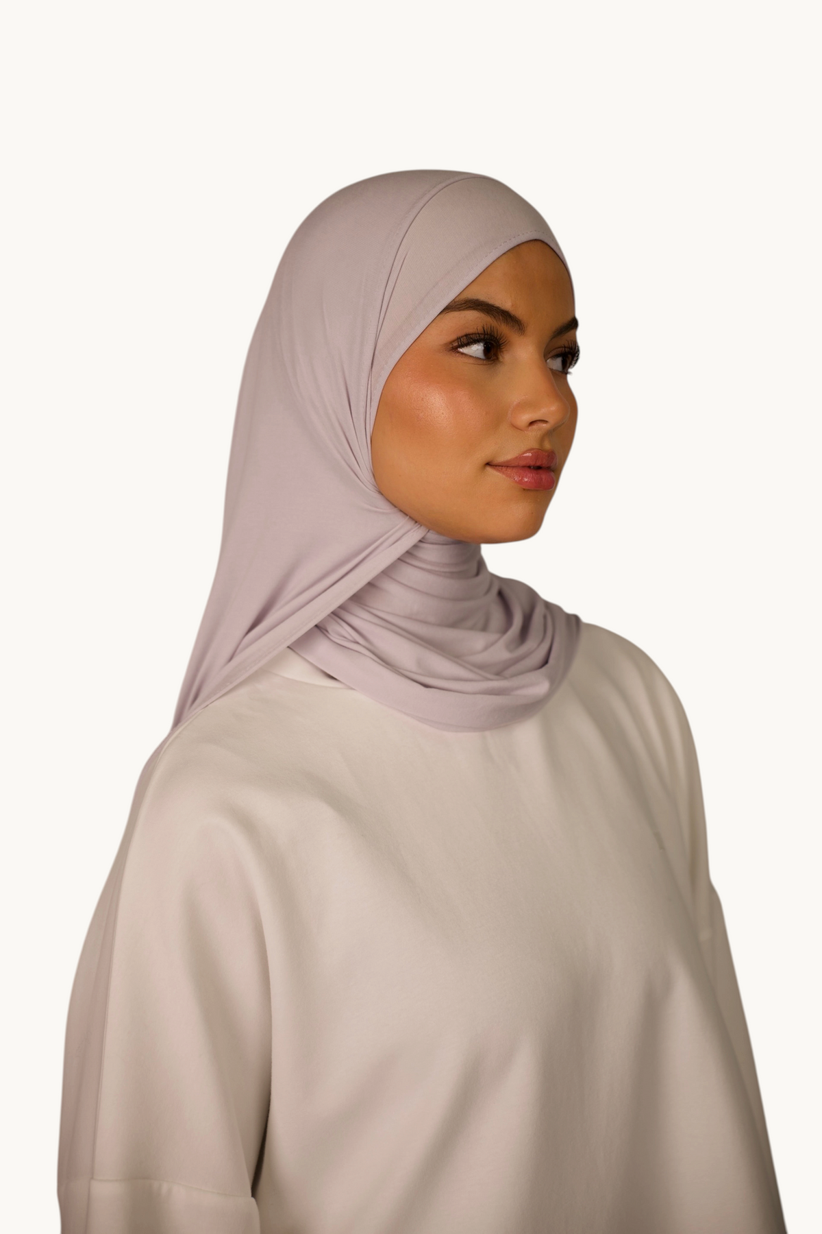 LOSYANA Breeze Jersey Hijab in Light Moon Farbe aus weichem Bambusstoff, getragen von einem Model.