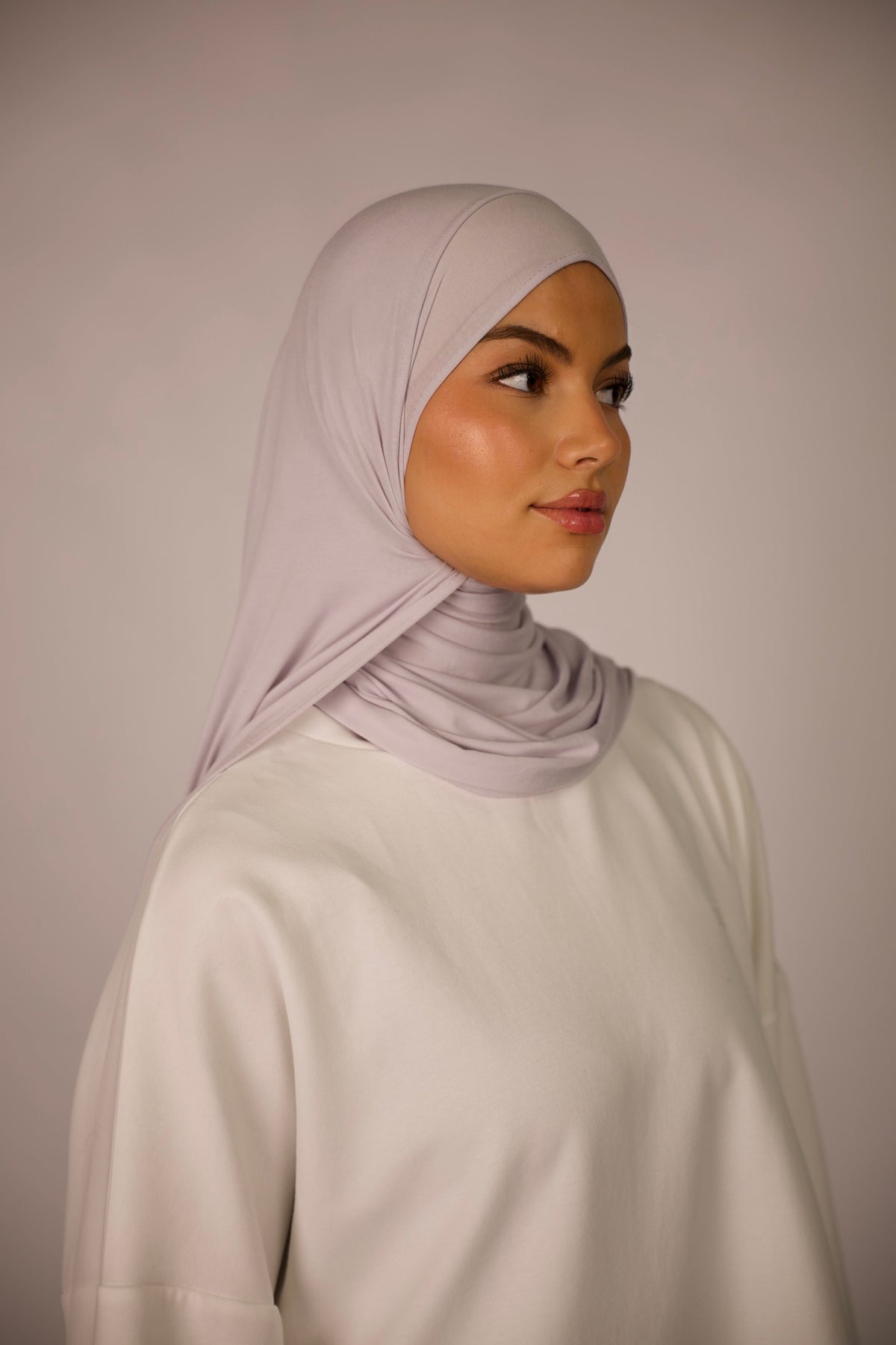 LOSYANA Breeze Jersey Hijab in Light Moon Farbe aus weichem Bambusstoff, getragen von einem Model.