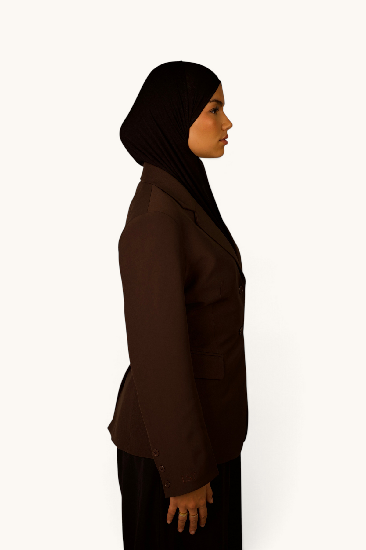 LOSYANA taillierter Blazer in Espresso mit doppeltem Knopfverschluss an einer Frau mit schwarzem Hijab, Seitenansicht