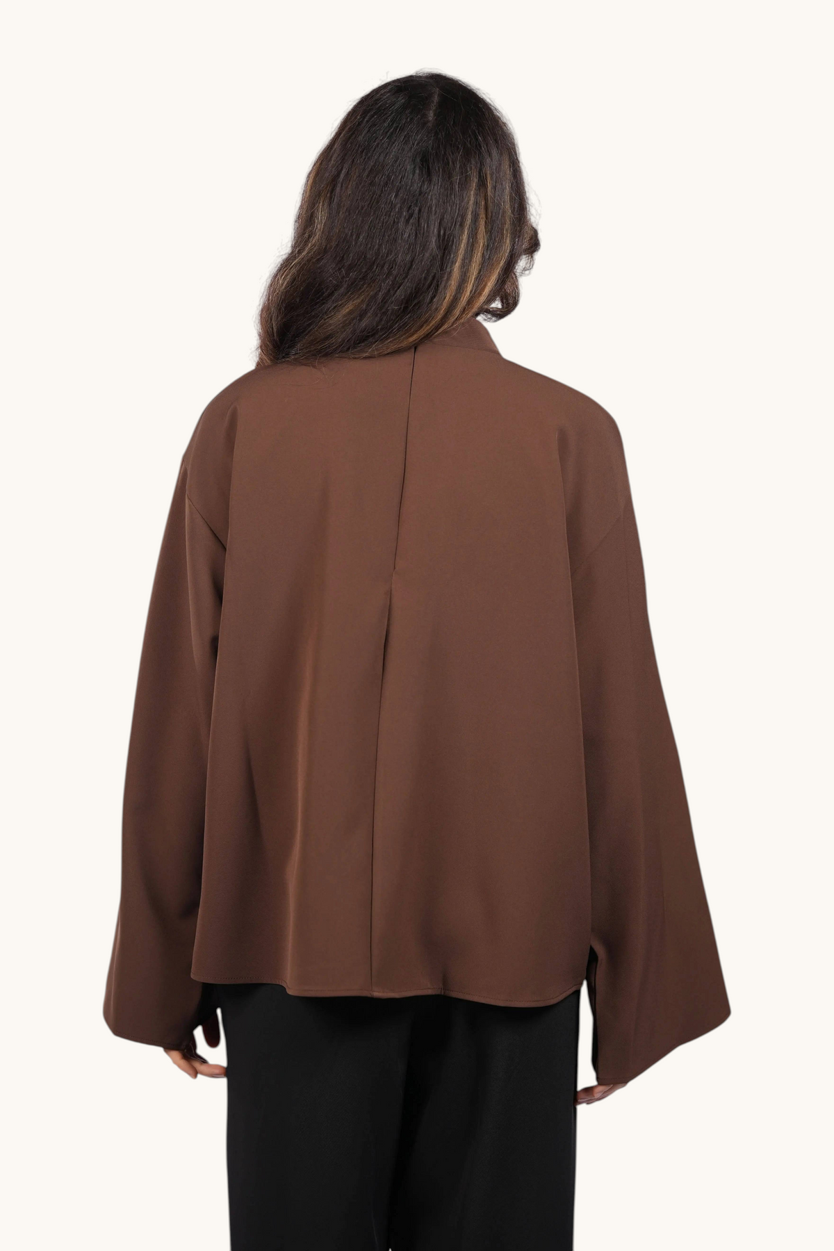 Dunkelbraunes Losyana.Shop Oberteil „The Legacy Shirt“ aus weichem Stoff, komfortabel und modern im Stil.