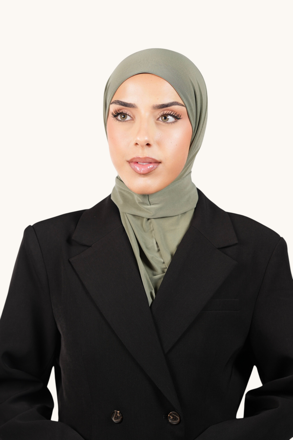 Olive grüner Instant Hijab von Losyana.Shop, bequem und stilvoll, zeigt die Stoffbahn und den einfachen Verschluss.