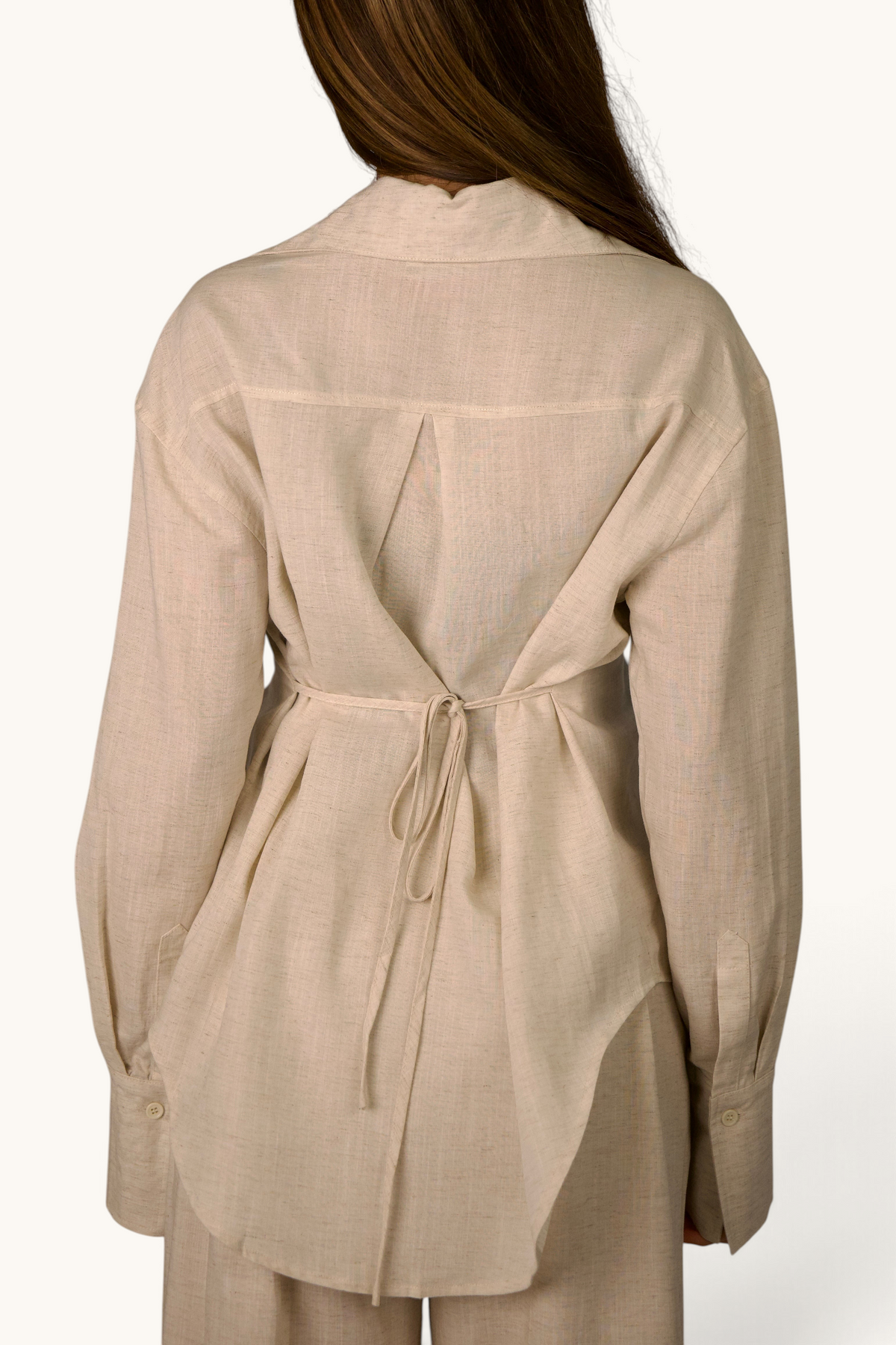 LOSYANA Premium Leinen Bluse in Beige mit Taillenband, Rückansicht, aus 100% Leinen mit langem Schnitt