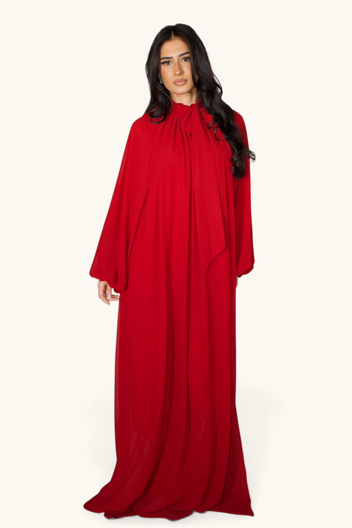 LOSYANA rotes Chiffon Maxikleid mit Ballonärmeln und Bindekragen an einem Model