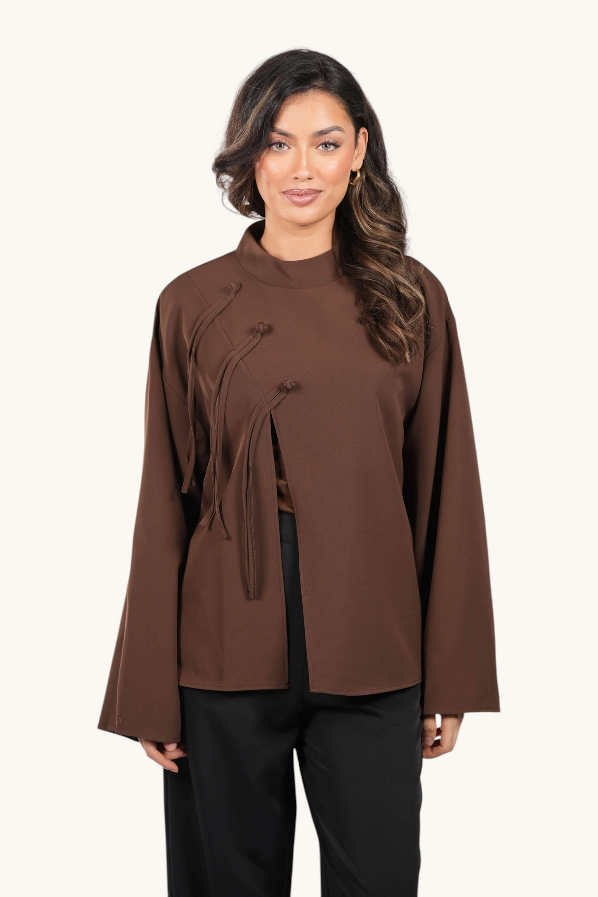 Dunkelbraunes Oberteil "The Legacy Shirt" von Losyana.Shop, weiche Stoffqualität, stilvoller Schnitt, bequemes Design.